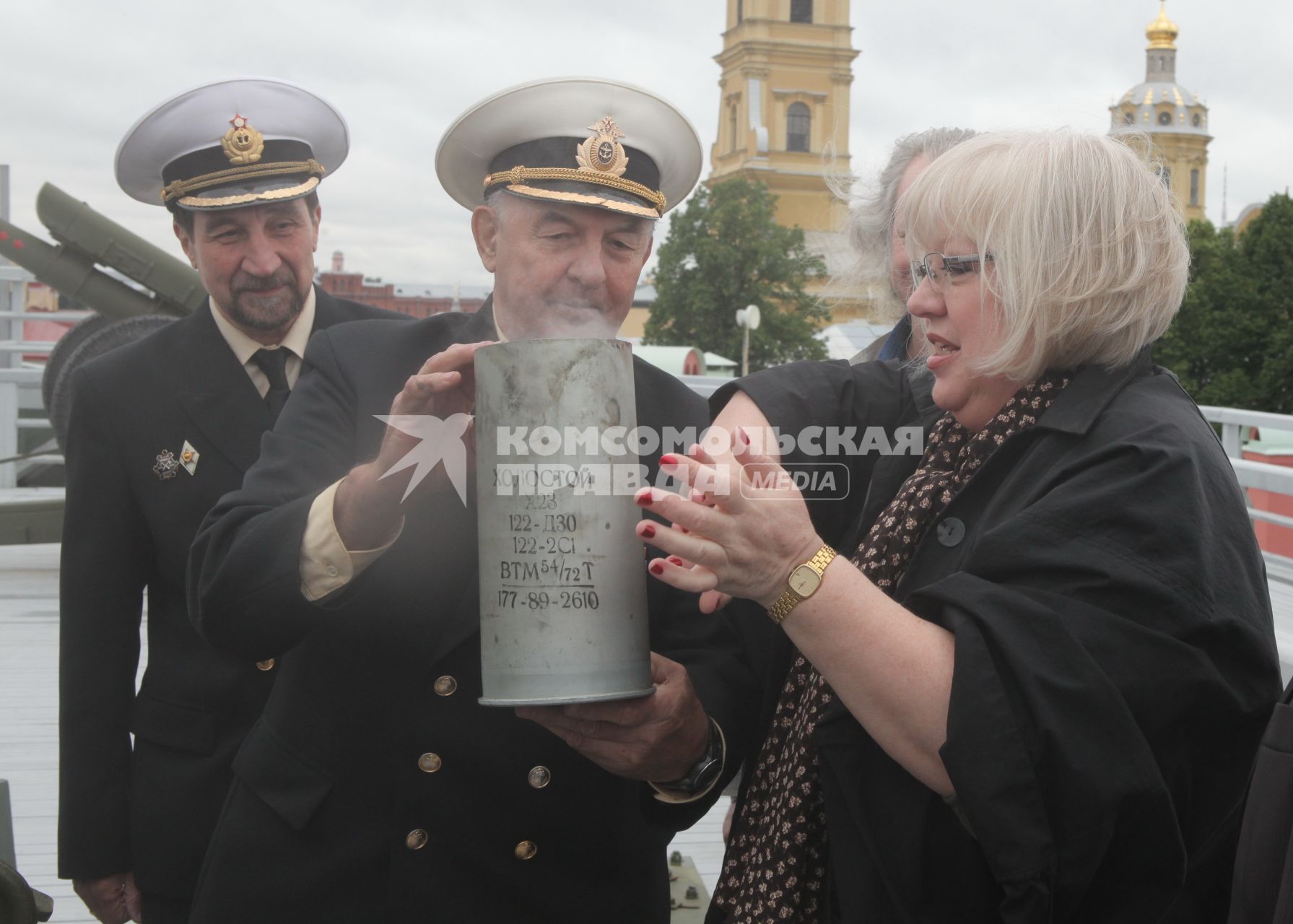 Санкт-Петербург. Актриса Светлана Крючкова совершила полуденный выстрел из пушки с бастиона Петропавловской крепости в день своего 60-летия.