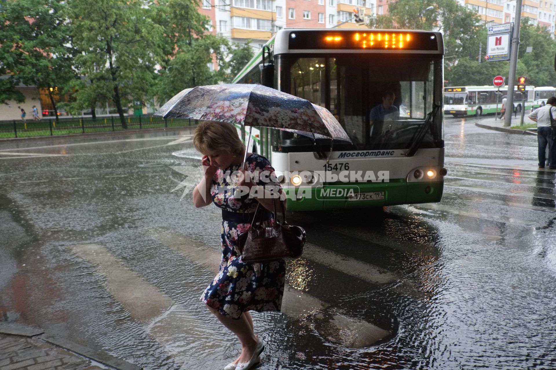 Проливной дождь в Москве. Люди переходят проезжую часть по пешеходному переходу.