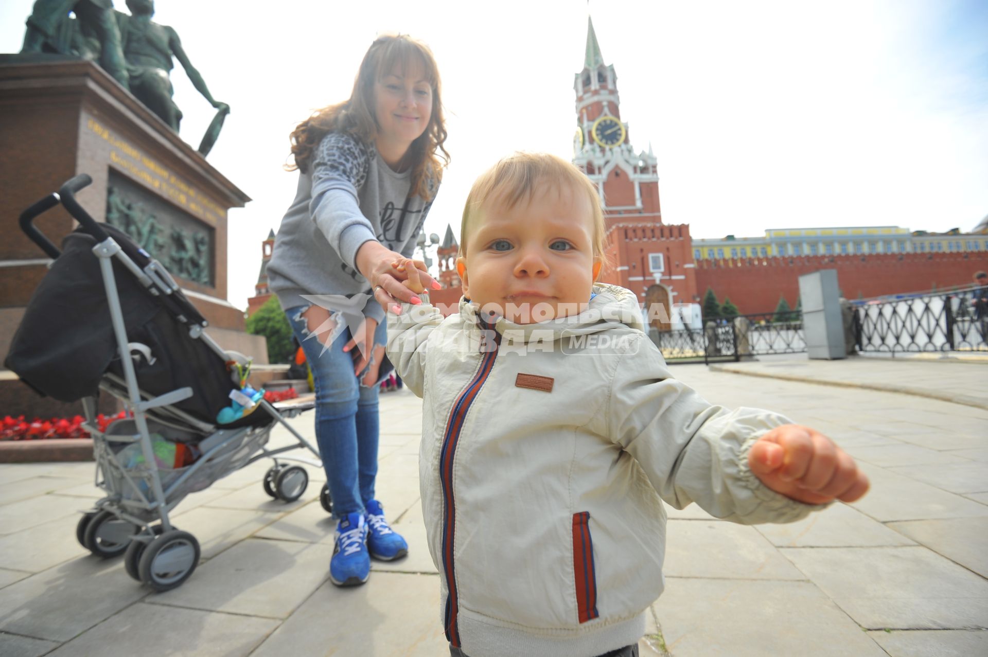 Москва. Девушка с ребенком на Красной площади.