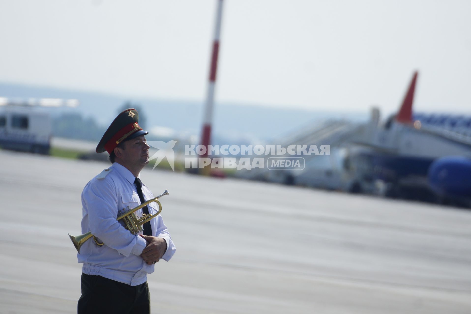 Военный музыкант на летном поле, во время встречи самолета, в котором доставят ковчег с мощами великомученика Георгия Победоносца, с горы Афон в Греции. Аэропорт \"Кольцово\". Екатеринбург