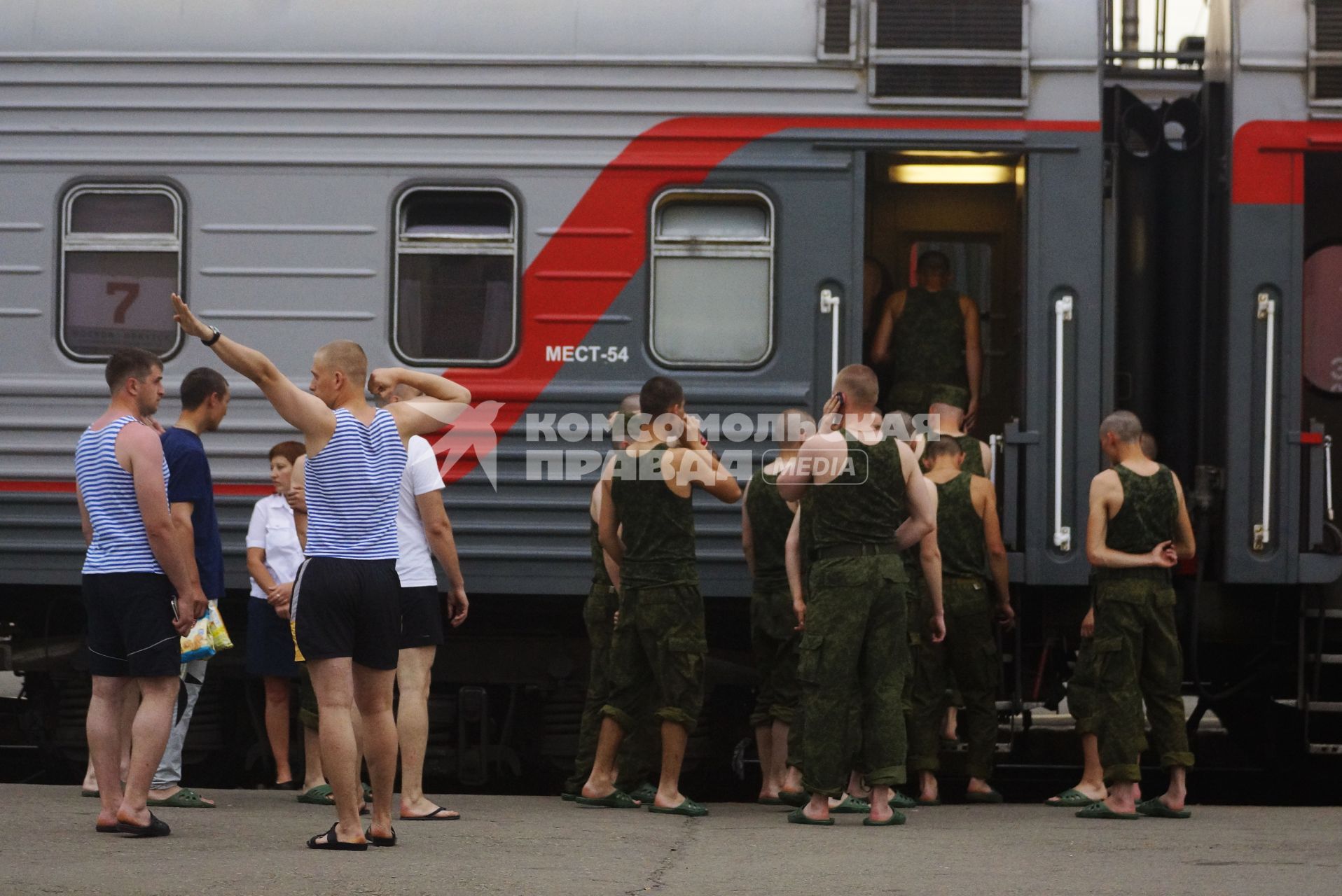 ЖД железнодорожный вокзал отправка поезд РЖД армия солдаты военнослужащие эшелон остановка тельняжка перекур