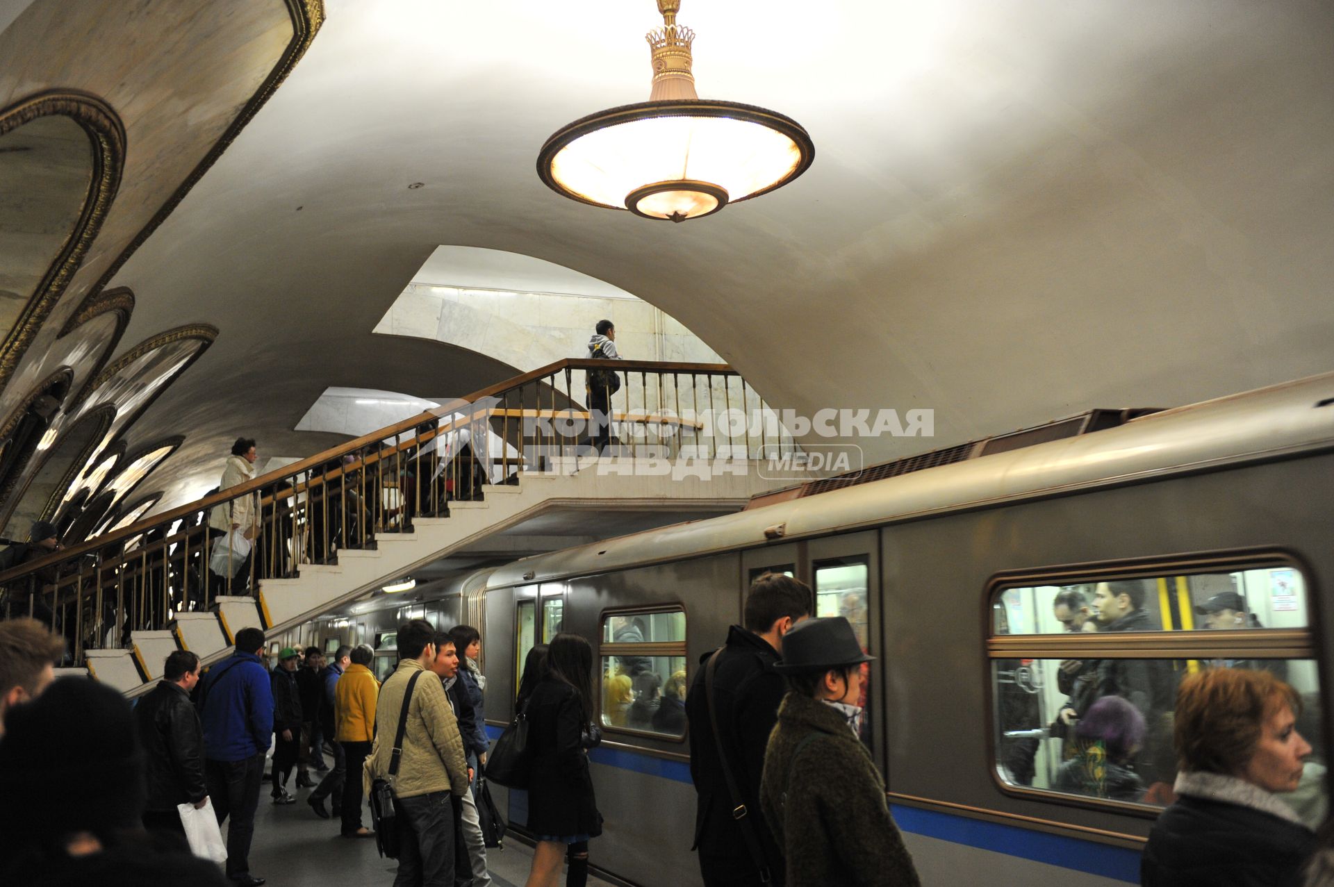 Москва. Поезд подъезжает на станцию метро.