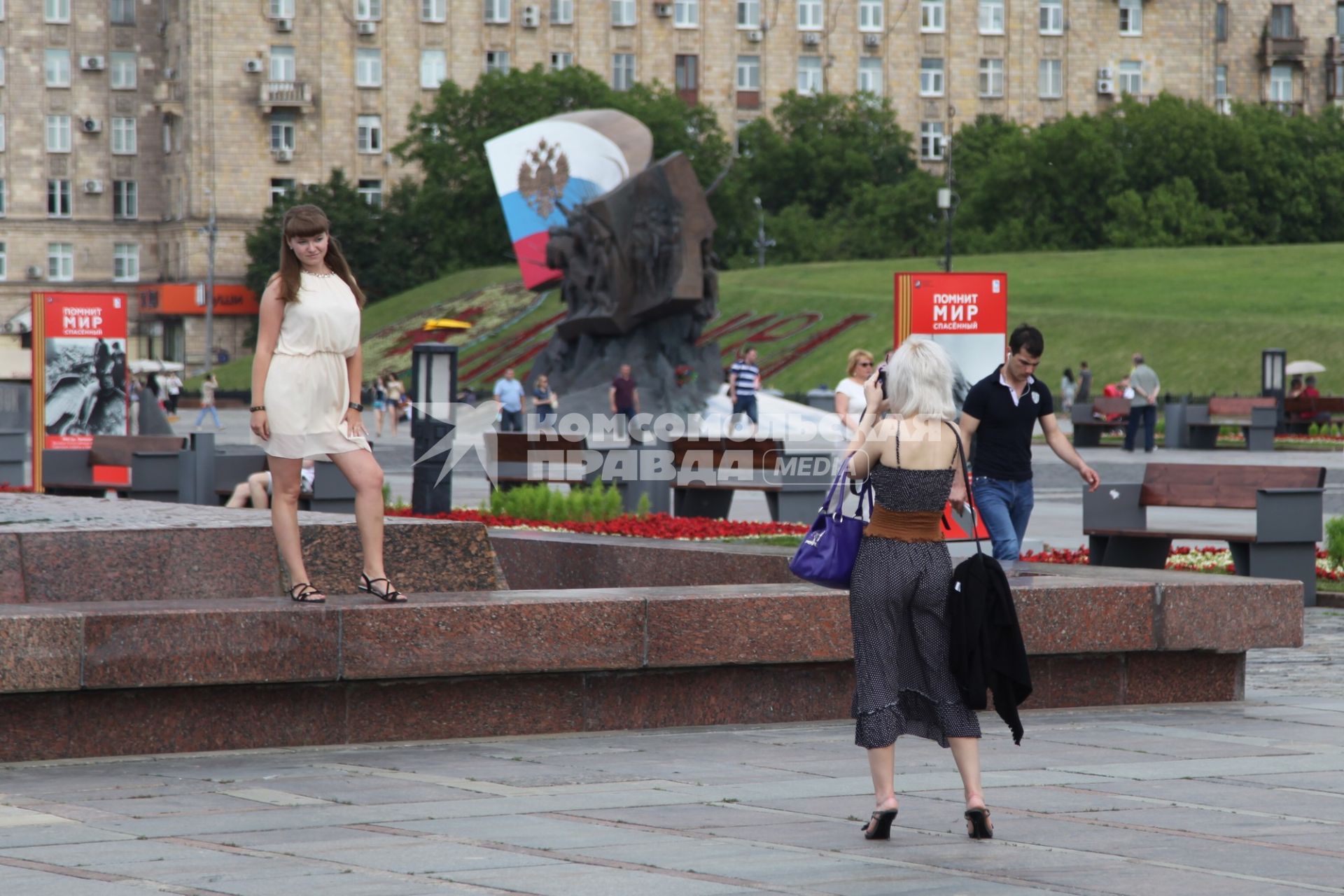 Москва. Девушка фотографируется на фоне фонтана в Парке Победы.