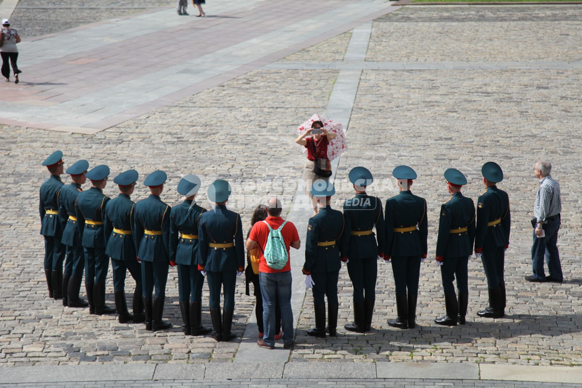 Москва. Парк Победы. Туристы фотографируются с военнослужащими роты почетного караула.