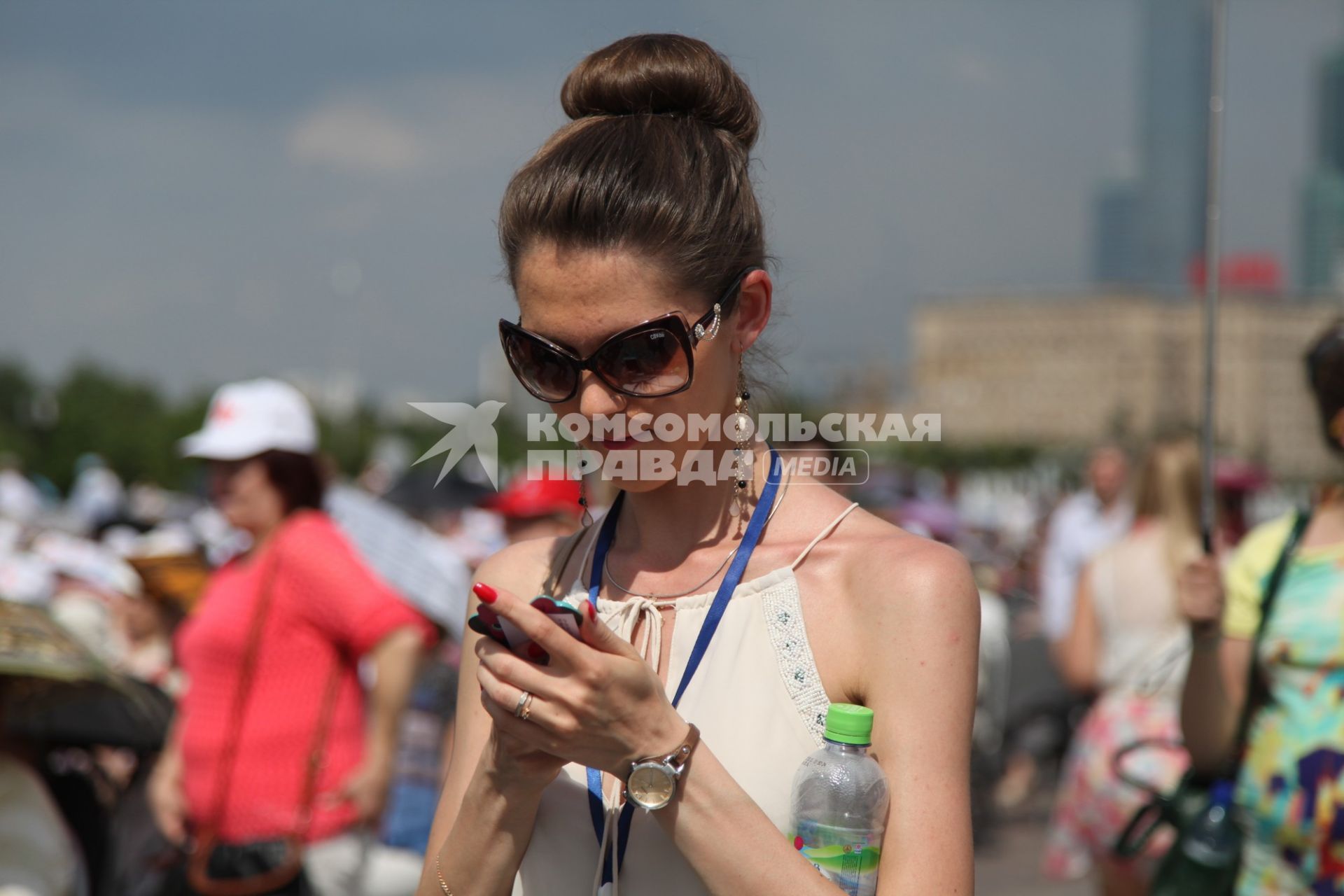 Москва. Девушка с мобильным телефоном.