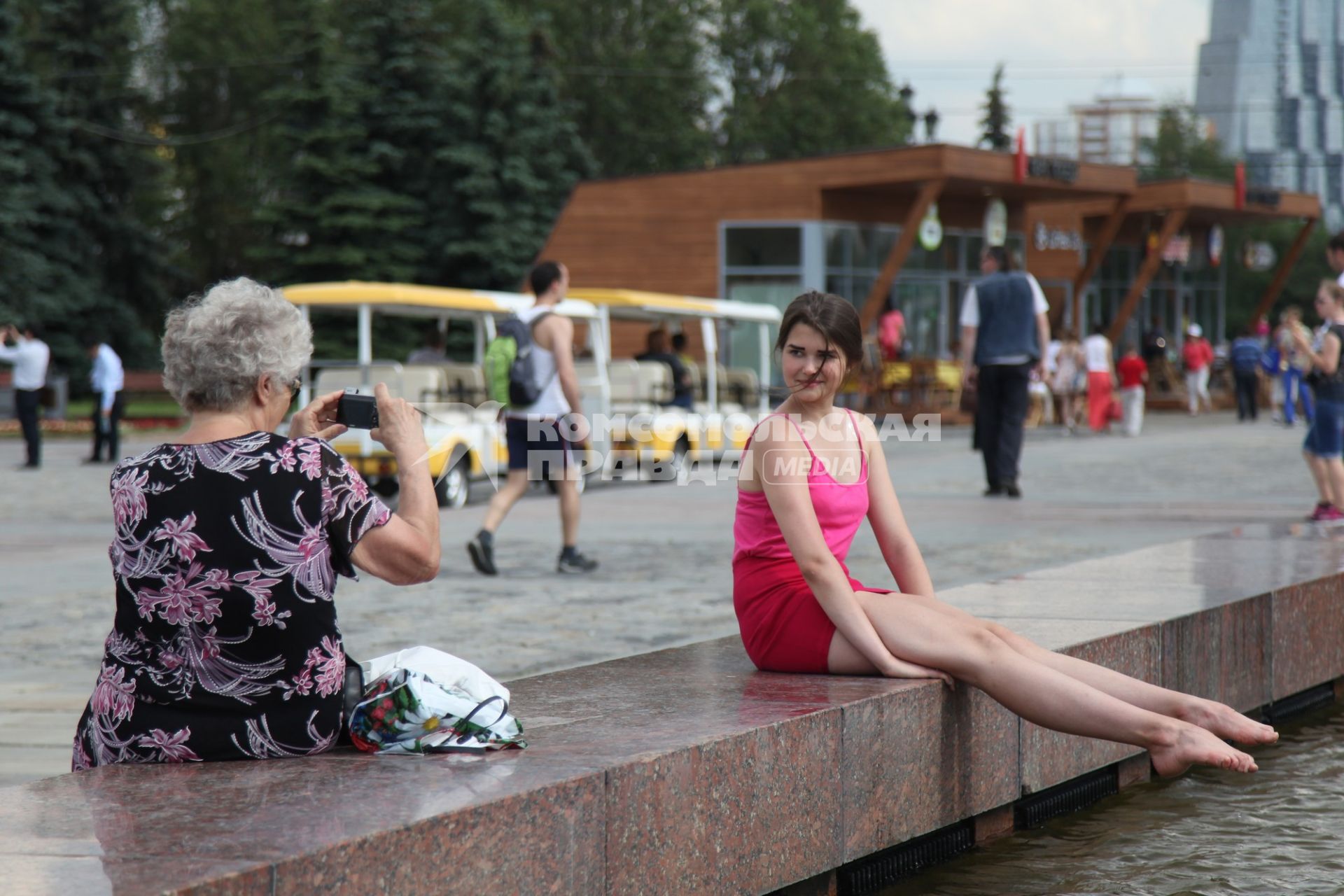 Москва. Девушка фотографируется у фонтана в Парке Победы.