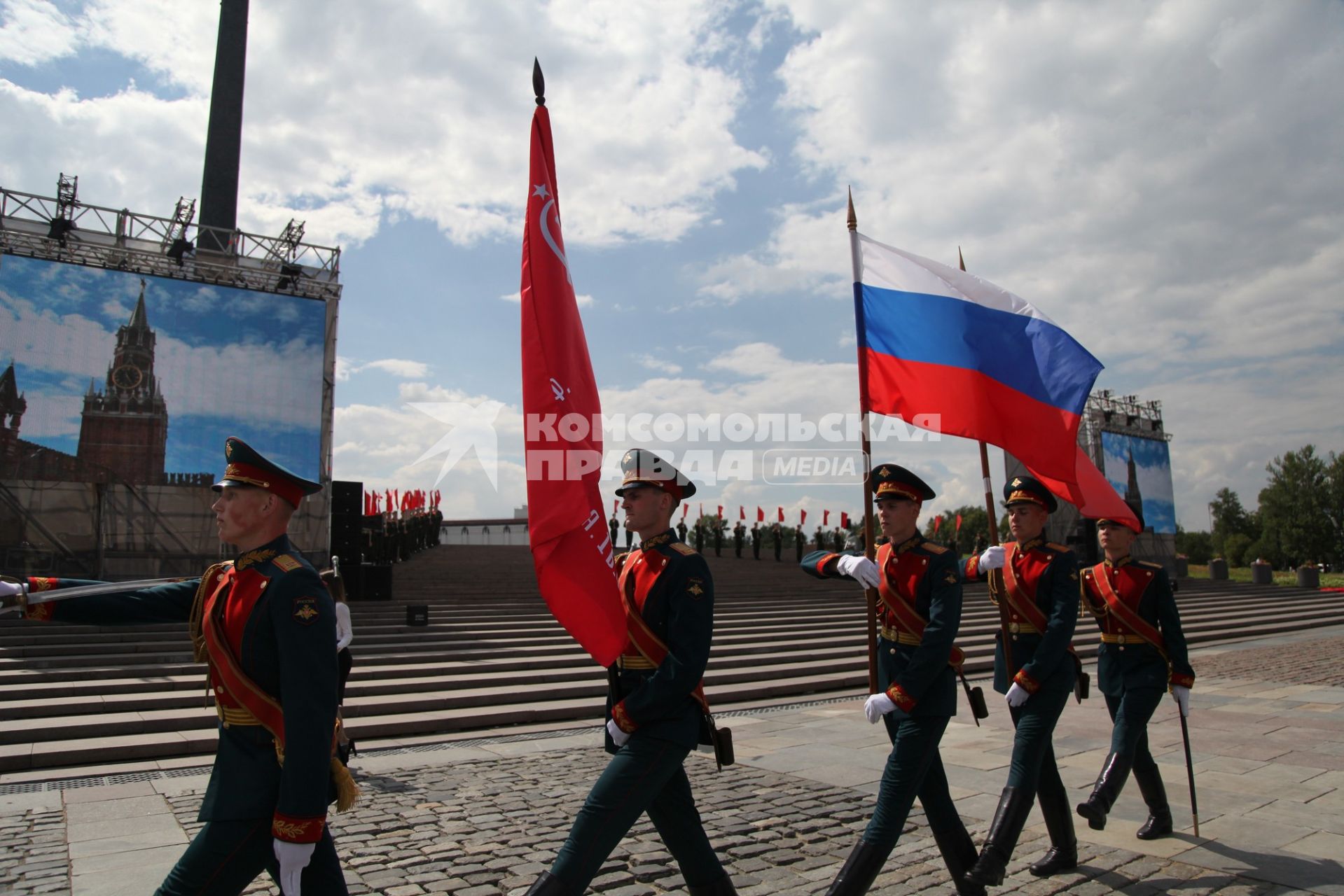 Москва. В День памяти и скорби 22 июня на Поклонной горе прошла церемония возложения цветов к подножию обелиска Победы.