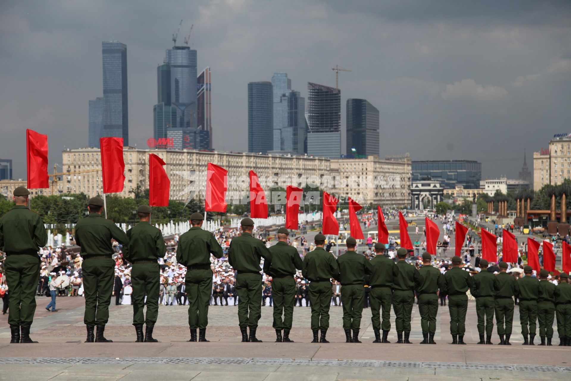 Москва. В День памяти и скорби 22 июня на Поклонной горе прошла церемония возложения цветов к подножию обелиска Победы.