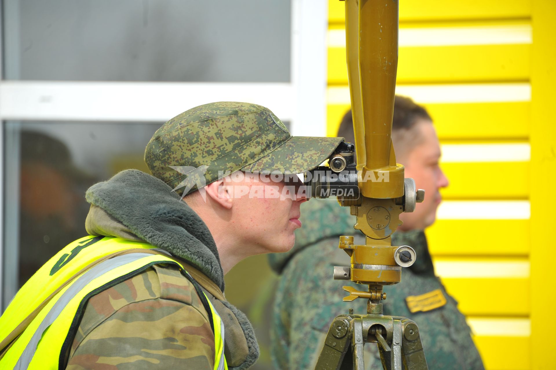 Наро-Фоминск. 4-я гвардейская танковая Кантемировская дивизия. Военнослужащие наблюдают за ходом учений.