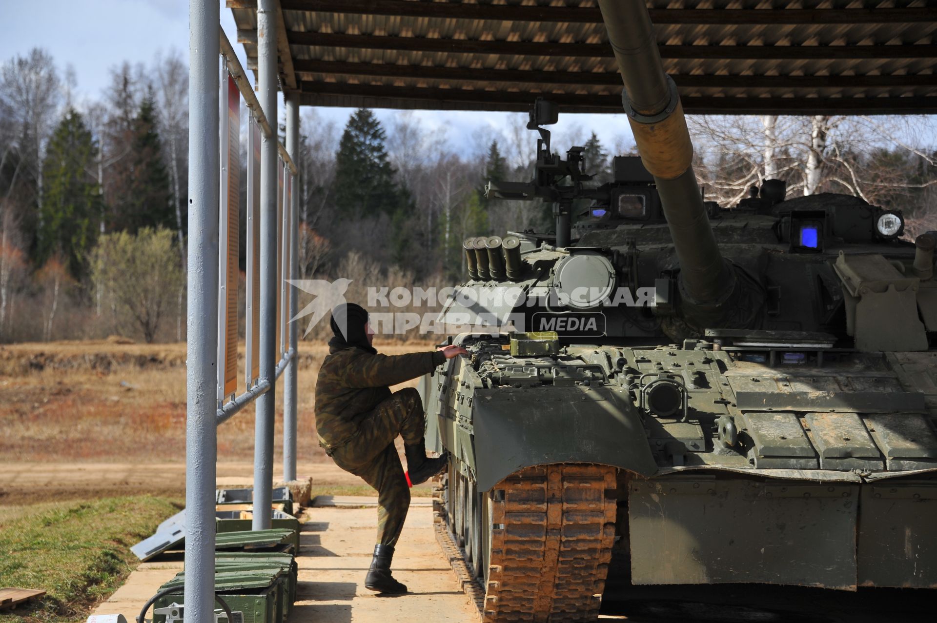 Наро-Фоминск. 4-я гвардейская танковая Кантемировская дивизия. Военнослужащие подготавливают танк Т-80У перед началом учений.