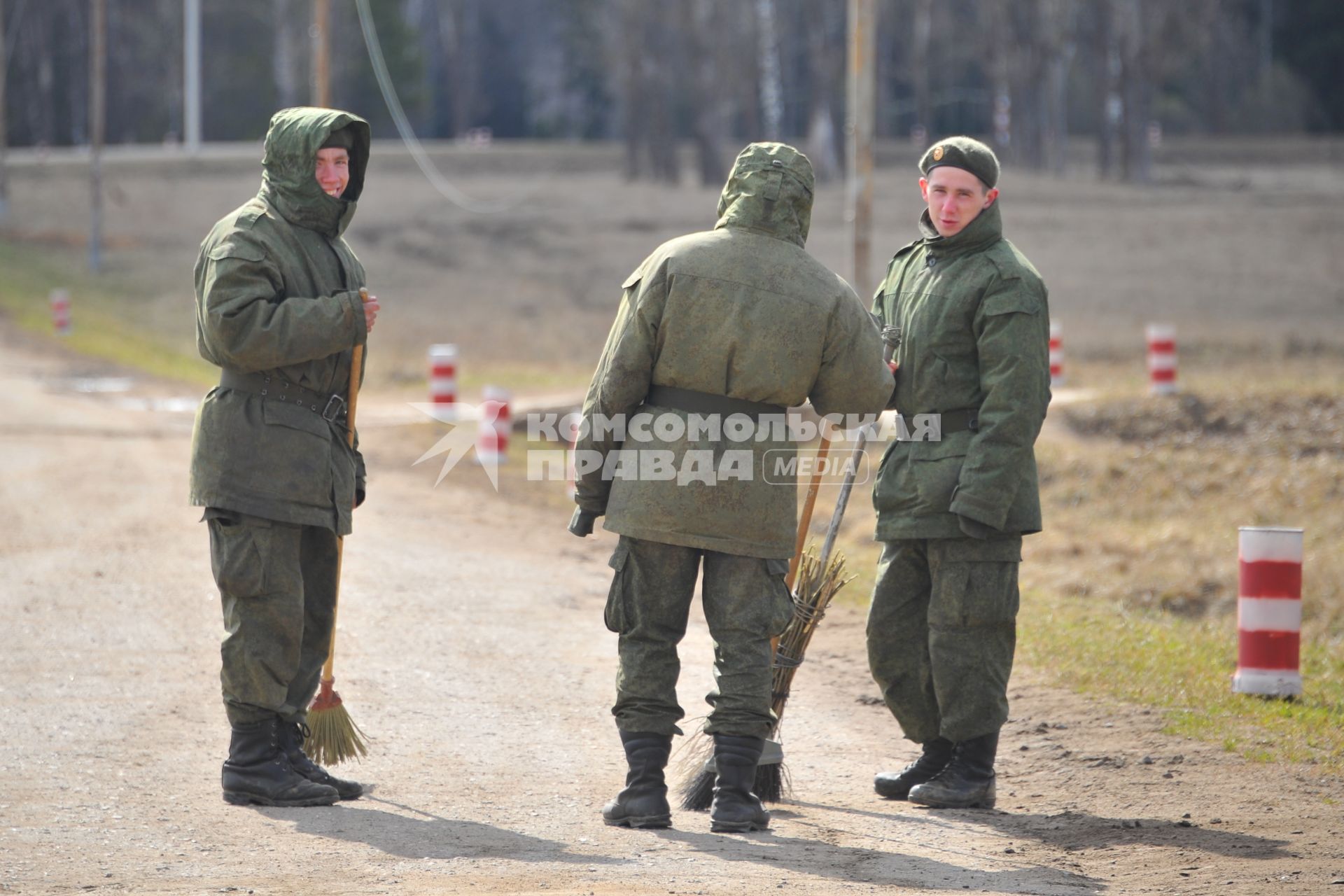 Наро-Фоминск. 4-я гвардейская танковая Кантемировская дивизия. Военнослужащие подметают территорию воинской части.