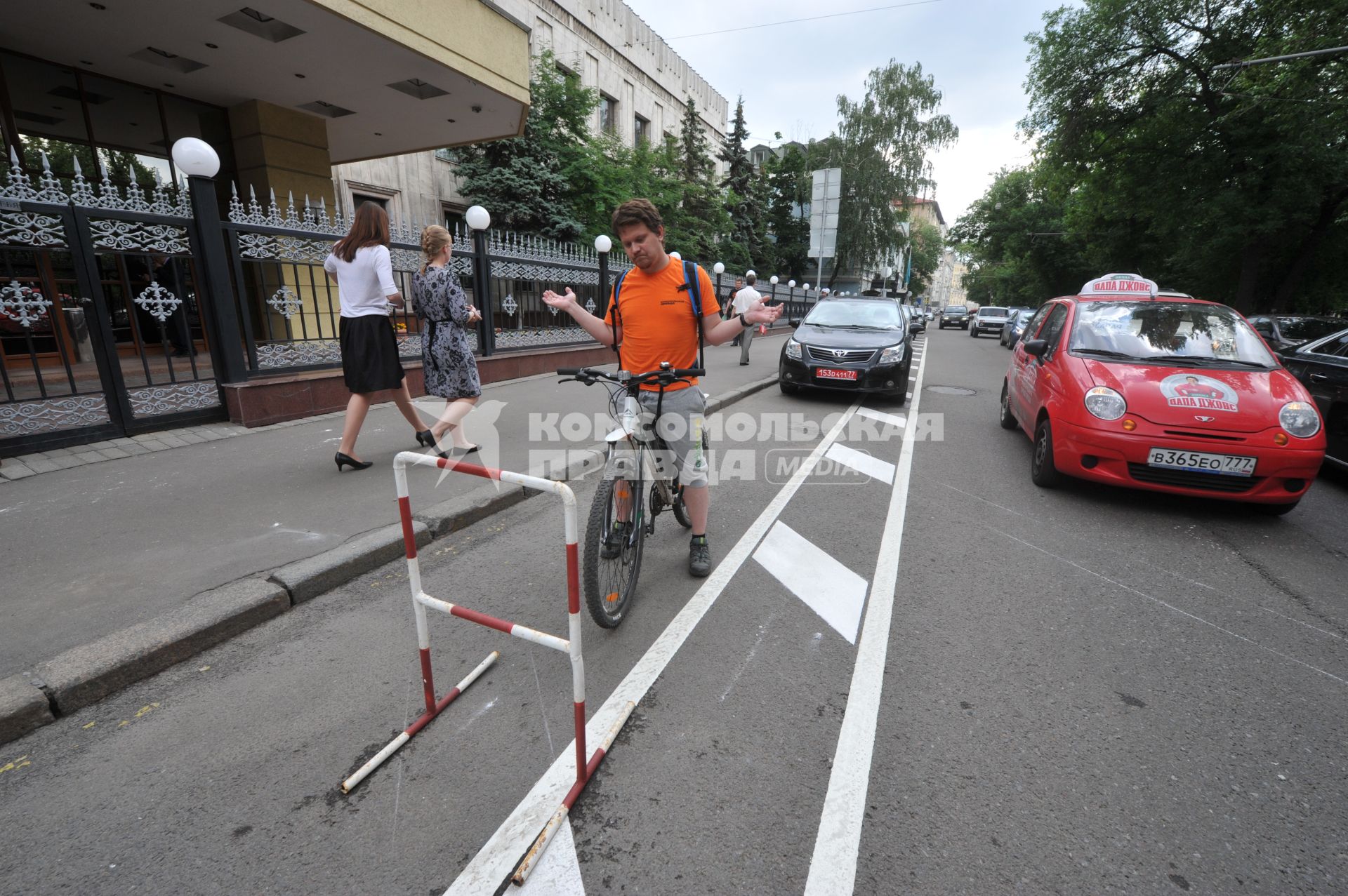 Москва. Корреспондент `Комсомольской правды` Олег Адамович тестирует первую выделенную велополосу на Бульварном кольце.