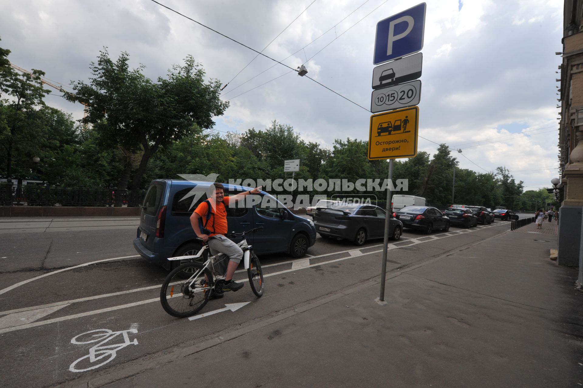 Москва. Корреспондент `Комсомольской правды` Олег Адамович тестирует первую выделенную велополосу на Бульварном кольце.