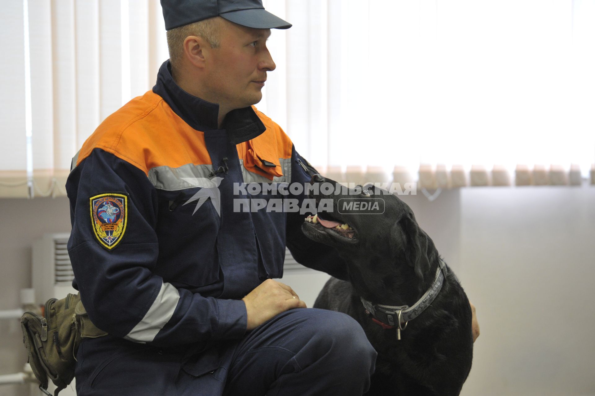 Москва. Начальник 46-го кинологического центра Ногинского спасательного центра подполковник Николай Банцов с собакой-спасателем Николь на пресс-конференции, посвященной Дню кинолога МЧС России, в ИД `Комсомольская правда`.