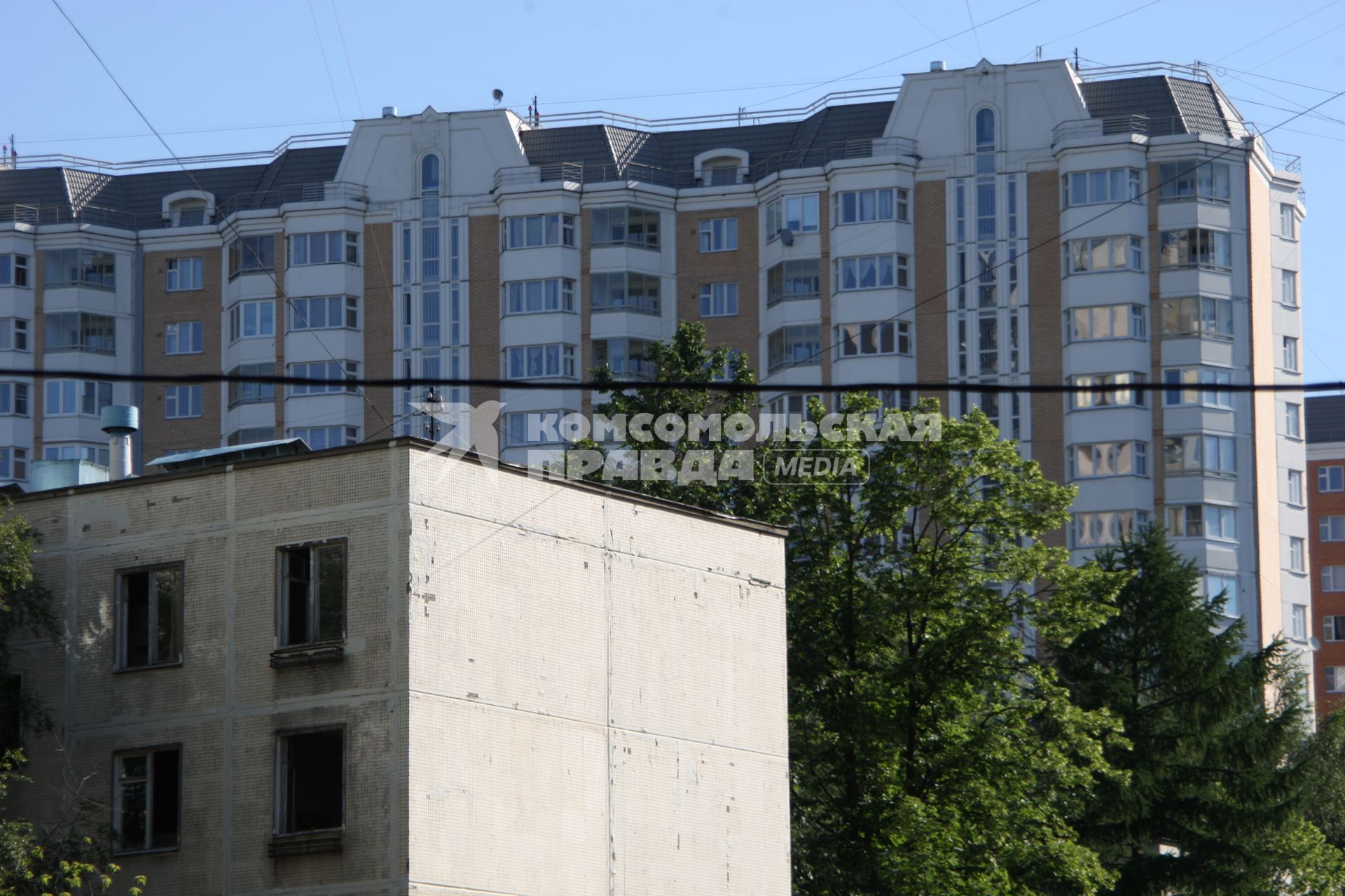 Москва. Дом, 1968 года постройки (Хрущевка), по улице Беломорской 20, будет снесен в ближайшее время. Квартира 113 под судом, в остальных живут мигранты. Рабочие выселяют мигрантов и бьют стекла, чтобы никто не жил.