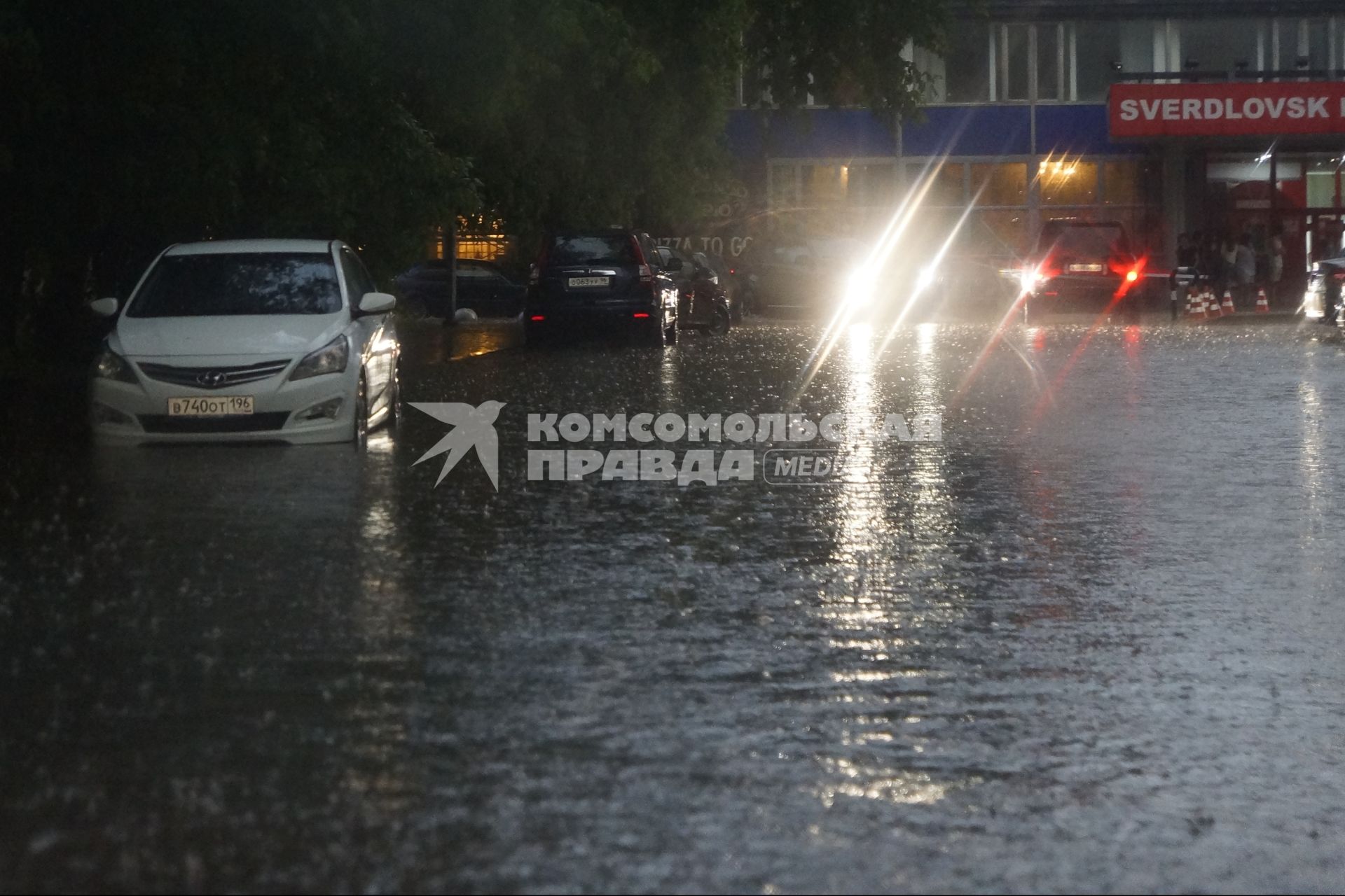 Автомобили в подтопленной части дороги, во время ливня. Екатеринбург