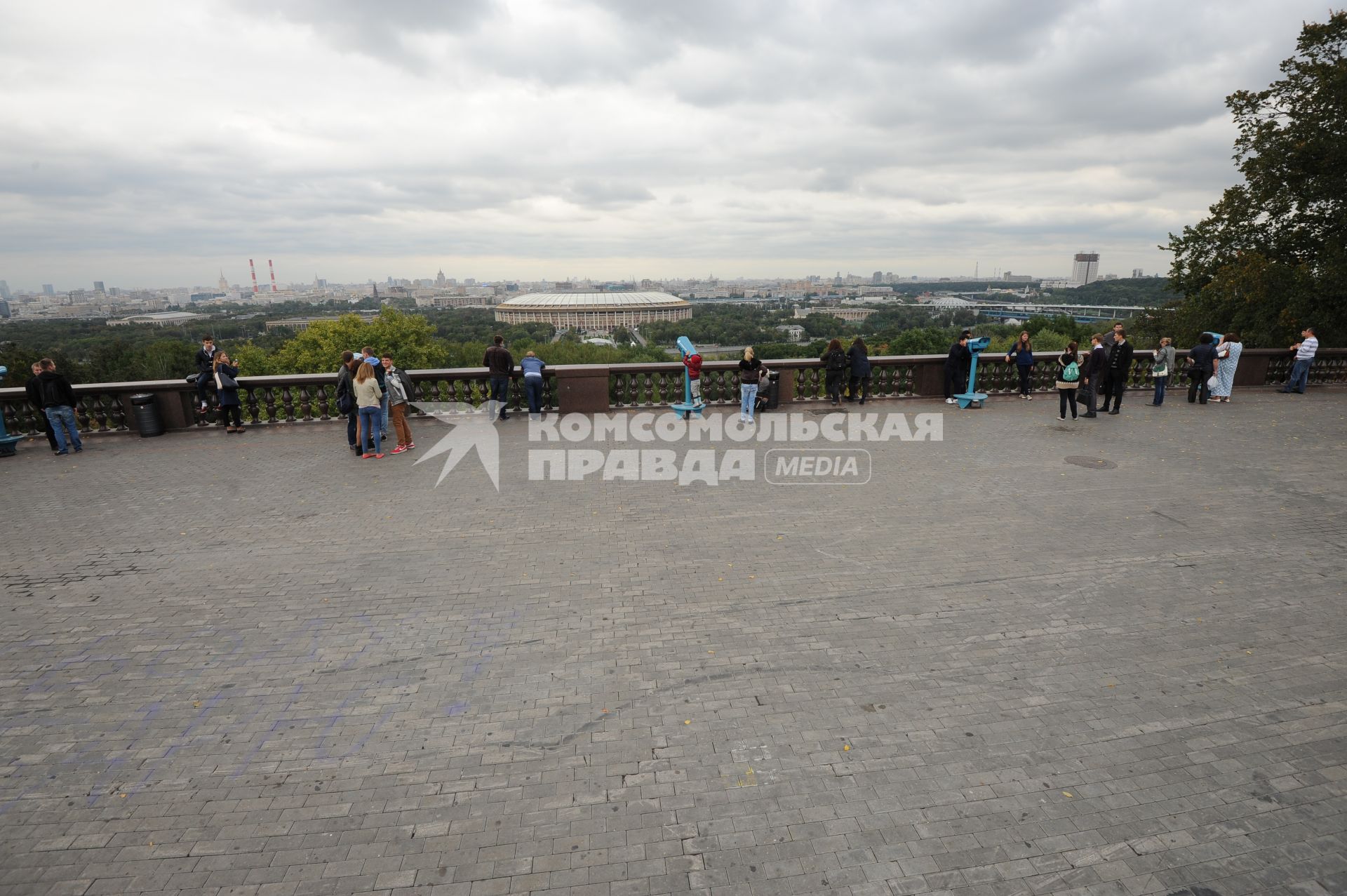 Москва. Вид со смотровой площадки на СК `Лужники`.