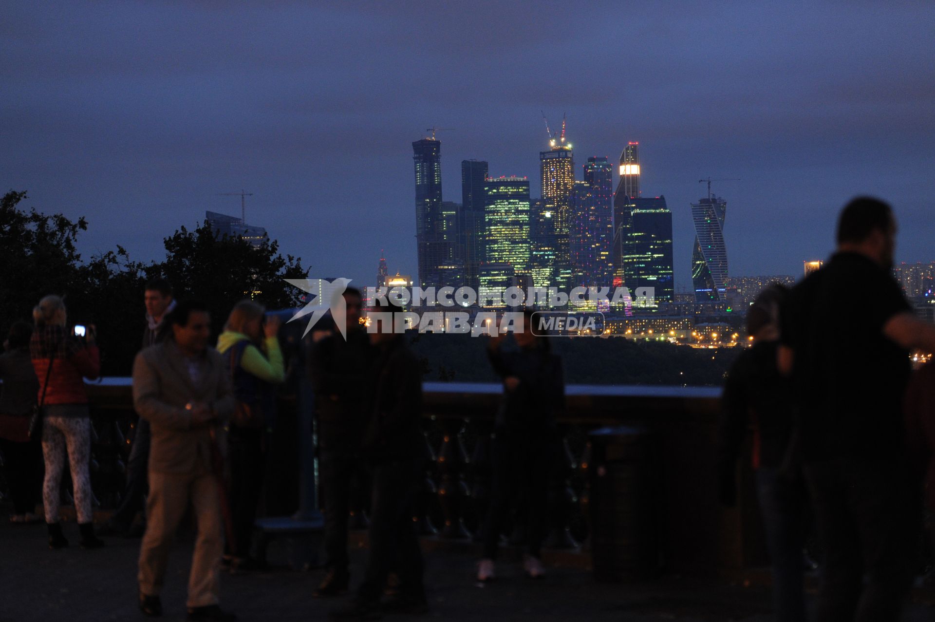 Москва. Вид со смотровой площадки на Воробьевых горах на здания Московского международного делового центра (ММДЦ) `Москва-Сити`.