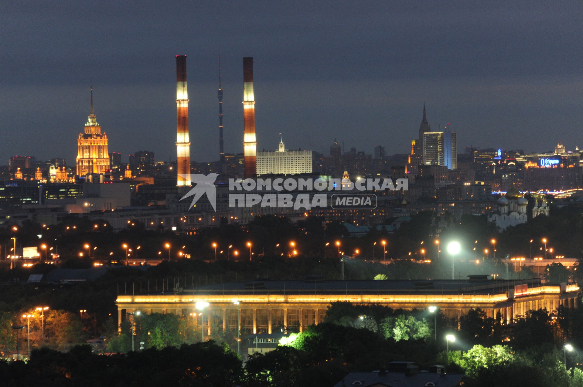 Москва. Вид со смотровой площадки на гостиницу `Radisson Royal Moscow `, ТЭЦ-12 Мосэнерго и Останкинскую башню.