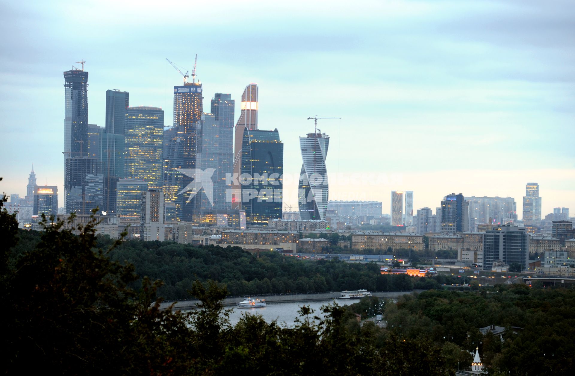 Москва. Вид со смотровой площадки на здания Московского международного делового центра (ММДЦ) `Москва-Сити`.