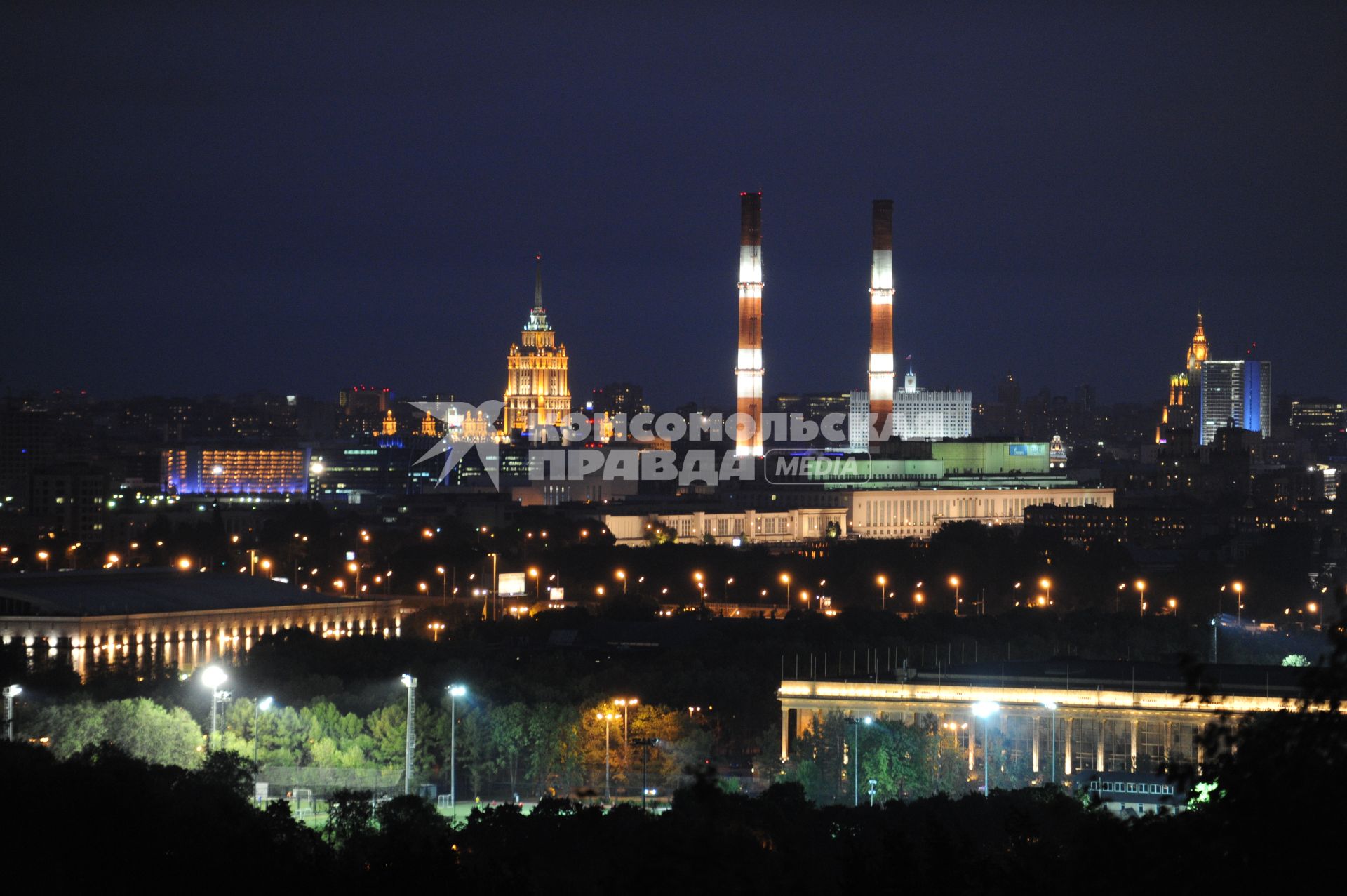 Москва. Вид со смотровой площадки на гостиницу `Radisson Royal Moscow `, ТЭЦ-12 Мосэнерго и Останкинскую башню.