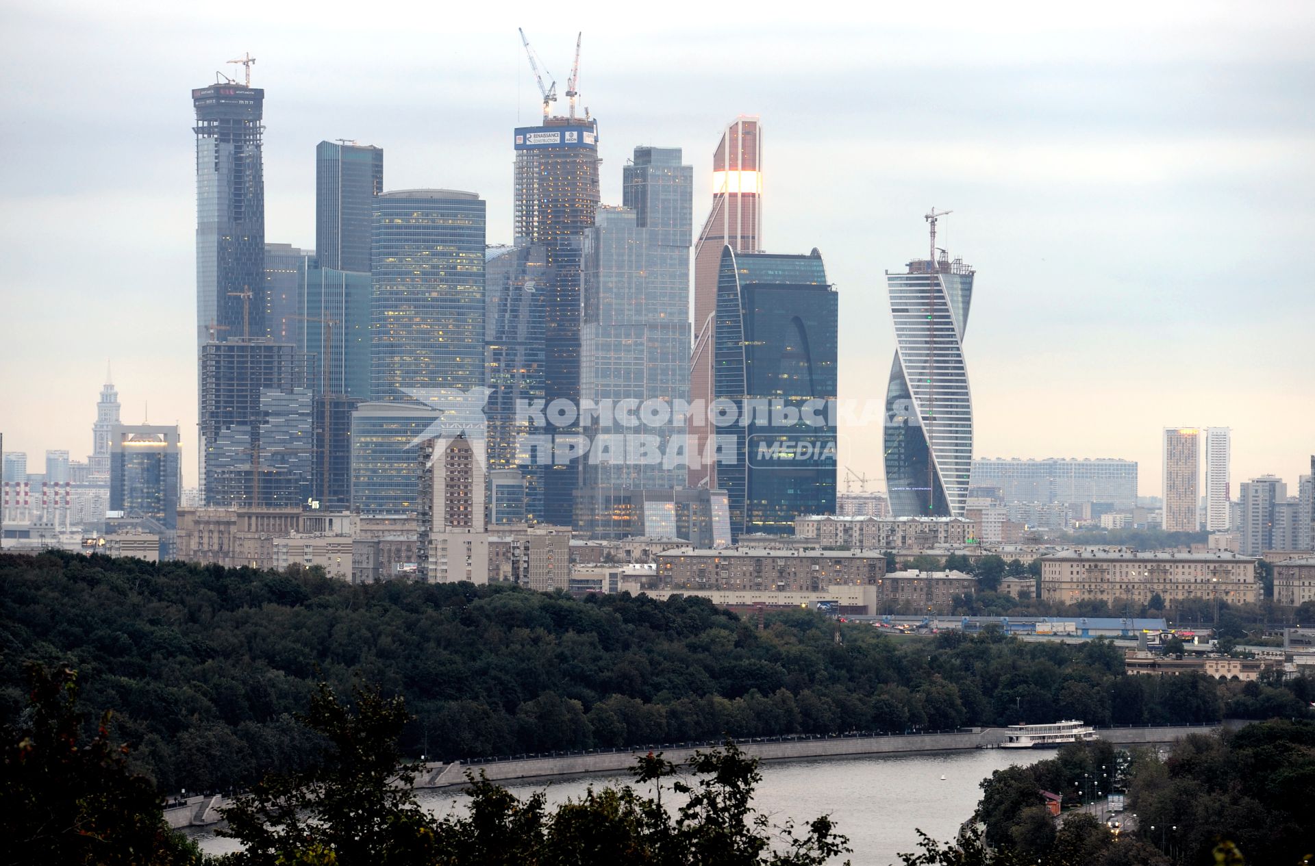 Москва. Вид со смотровой площадки на здания Московского международного делового центра (ММДЦ) `Москва-Сити`.