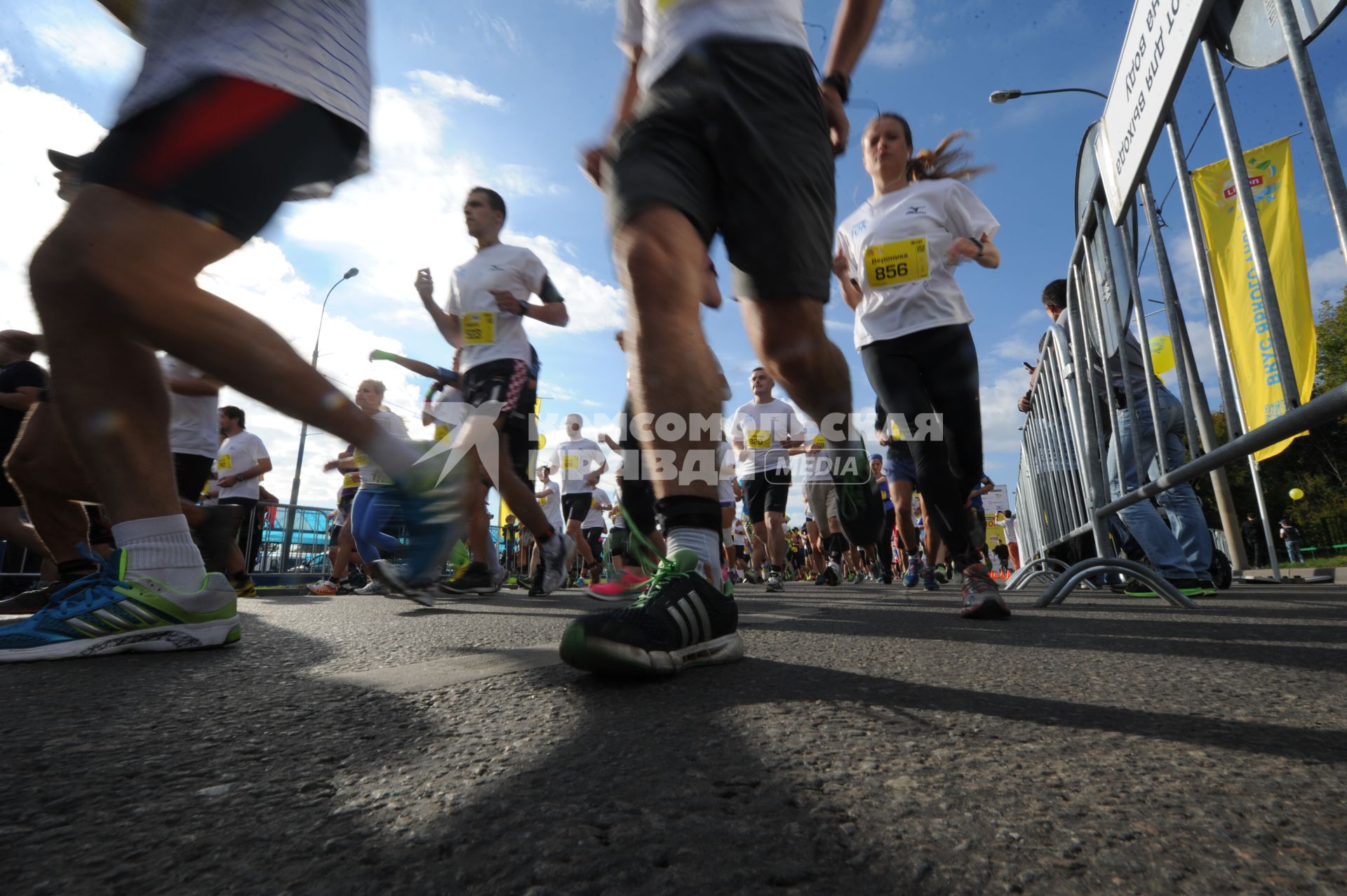 Москва. Забег `Grom10k`, проводимый при поддержке Центра физкультуры и спорта г. Москвы в Крылатском.