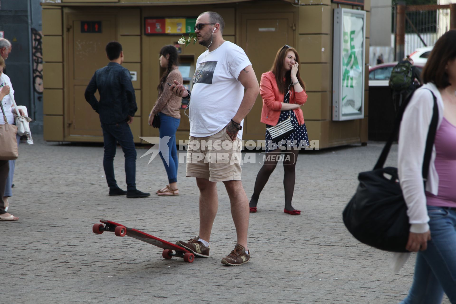 Москва. Мужчина со скейтбордом.
