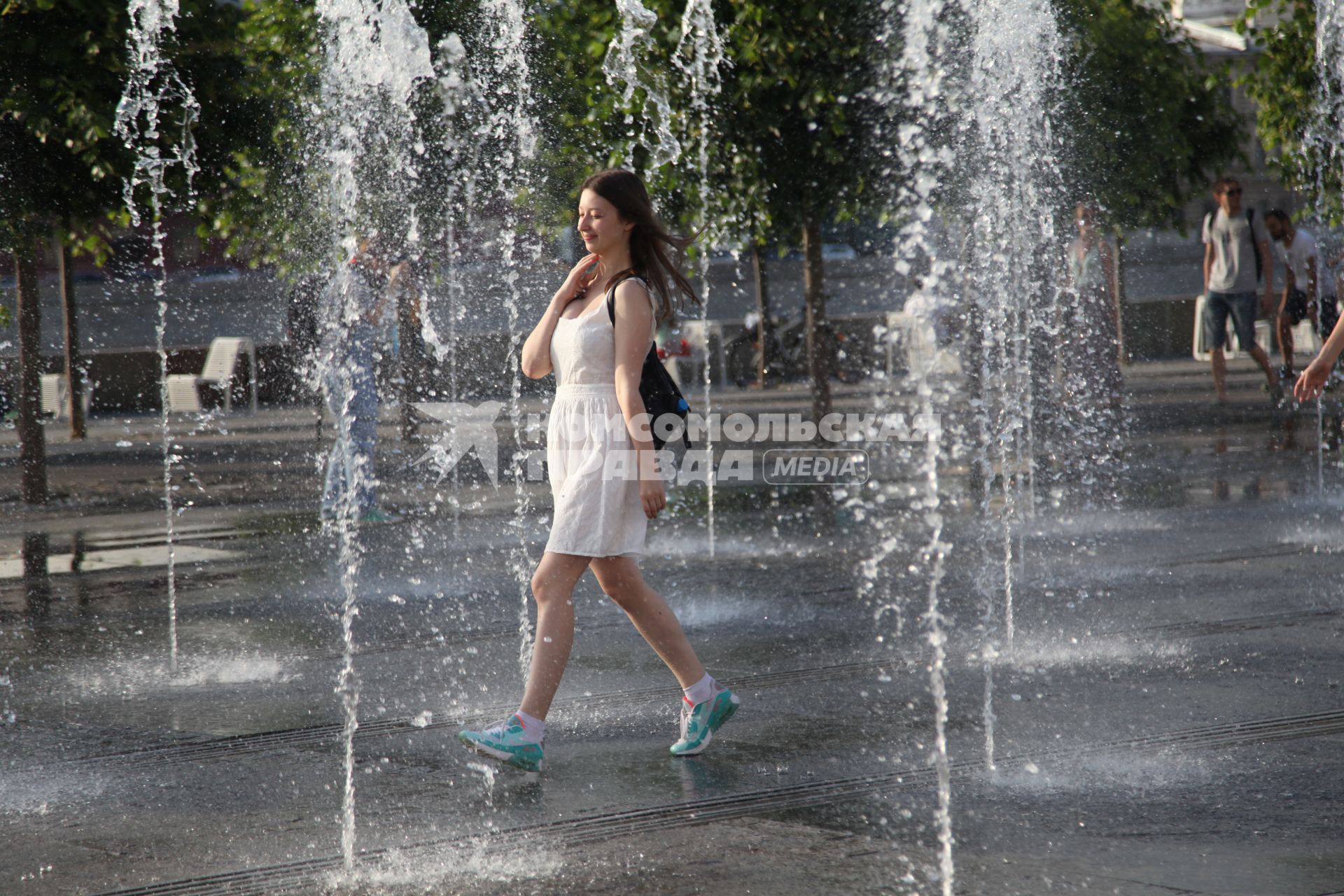 Москва. Девушка бежит по фонтану в парке искусств `Музеон`.