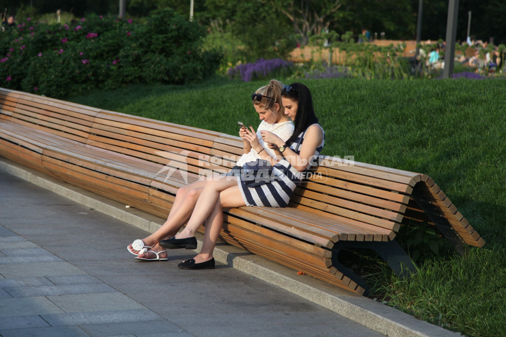Москва. Горожане отдыхают в парке искусств `Музеон`.