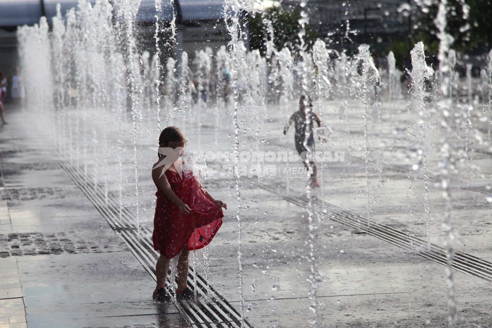 Москва. Девочка в фонтане в парке искусств `Музеон`.