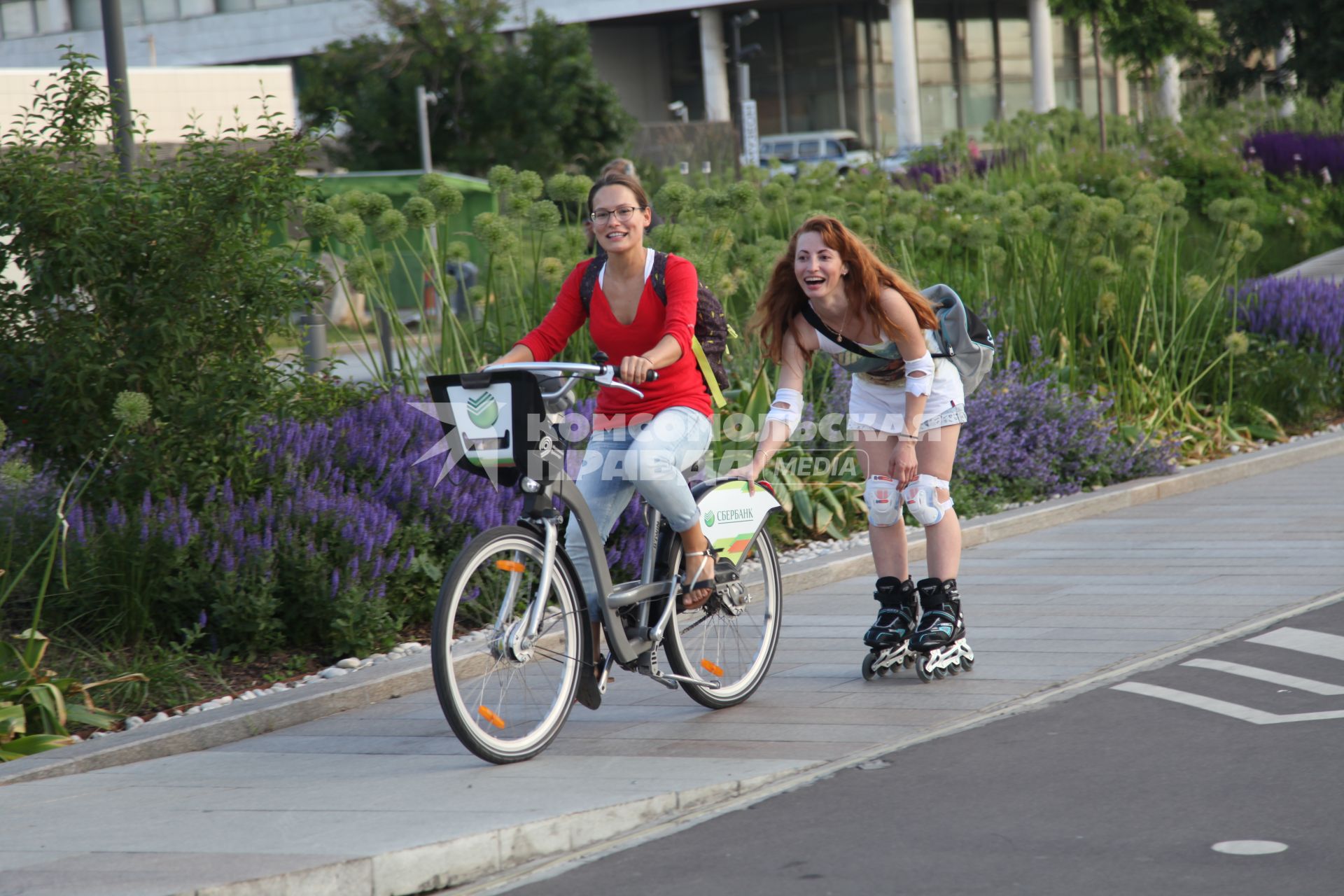 Москва. Девушки катаются на велосипедах и роликах в парке искусств `Музеон`.