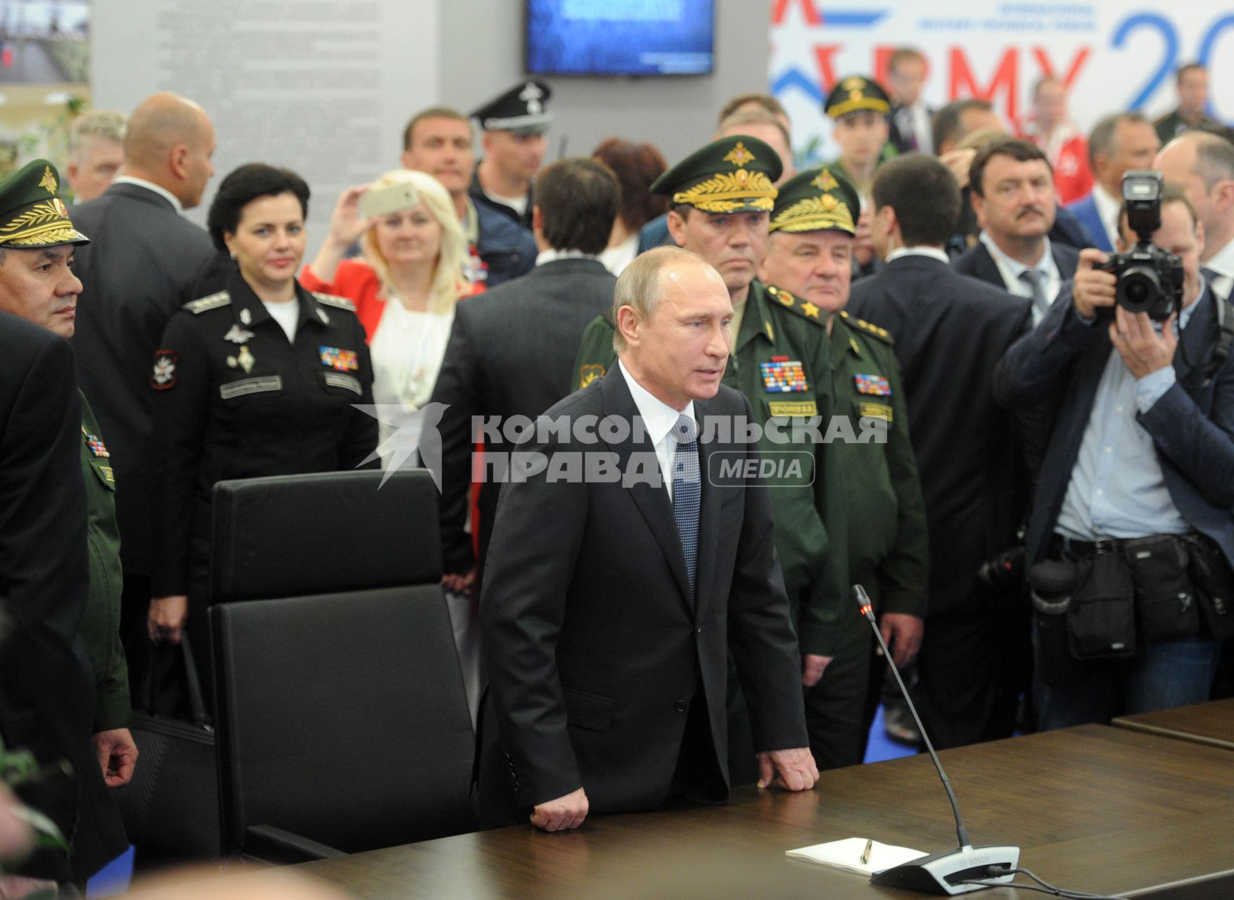 Московская область. п.Кубинка. Президент РФ Владимир Путин (в центре) на открытии Международного военно-технического форума `Армия-2015` в парке `Патриот`.