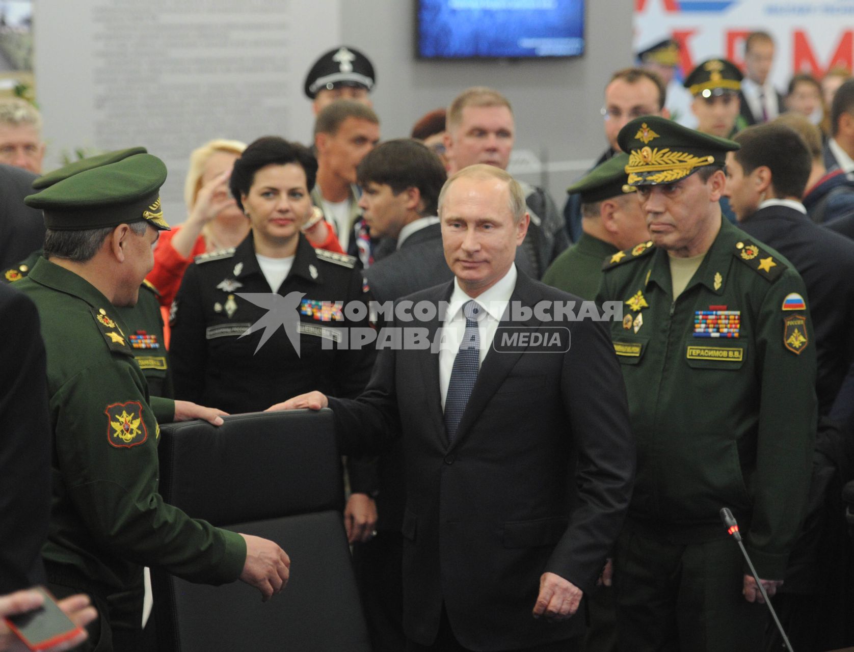 Московская область. п.Кубинка. Президент РФ Владимир Путин (в центре) и начальник Генерального штаба Вооруженных Сил РФ, генерал армии Валерий Герасимов (справа) на открытии Международного военно-технического форума `Армия-2015` в парке `Патриот`.