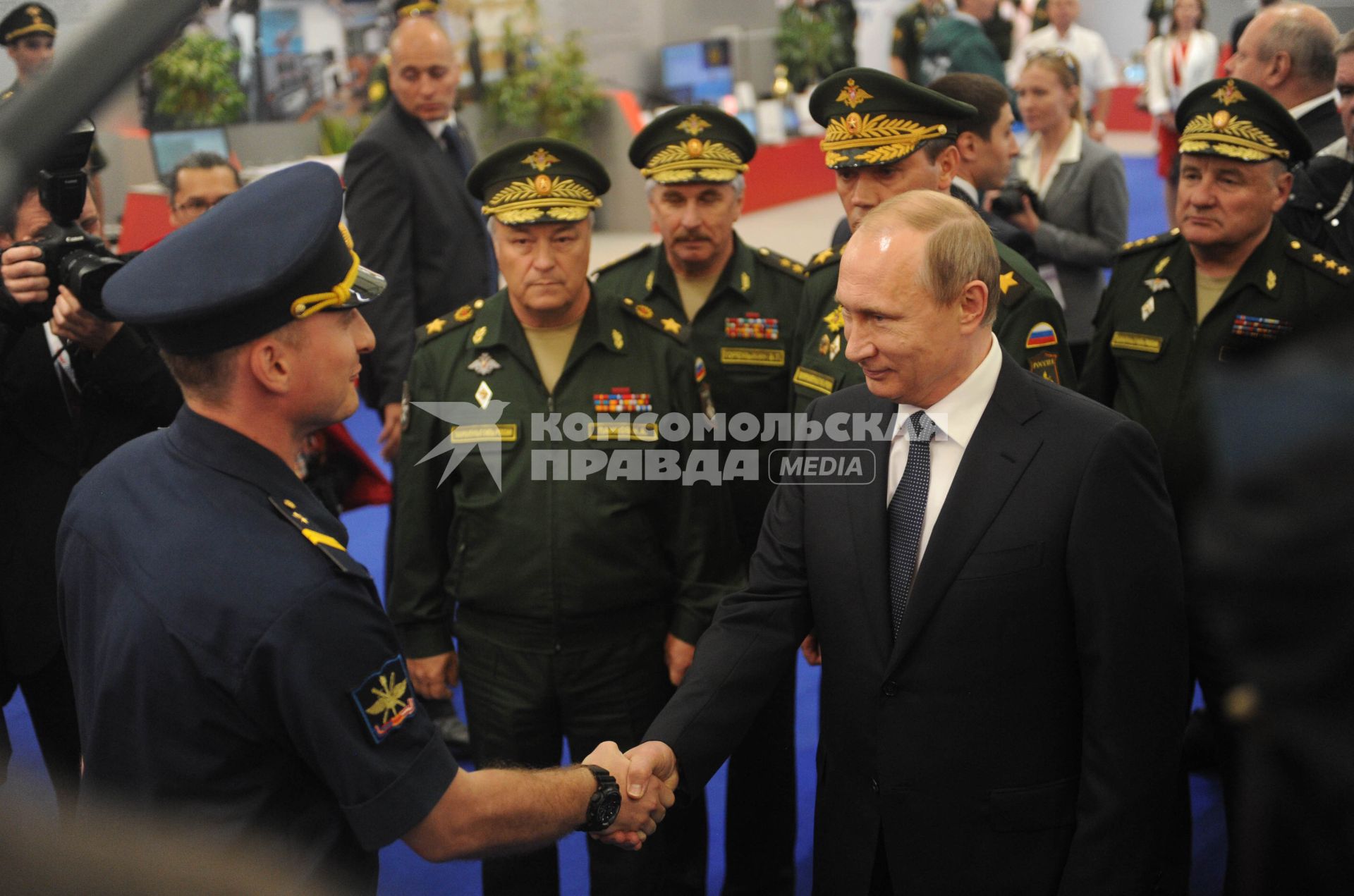 Московская область. п.Кубинка. Президент РФ Владимир Путин (справа) на открытии Международного военно-технического форума `Армия-2015` в парке `Патриот`.