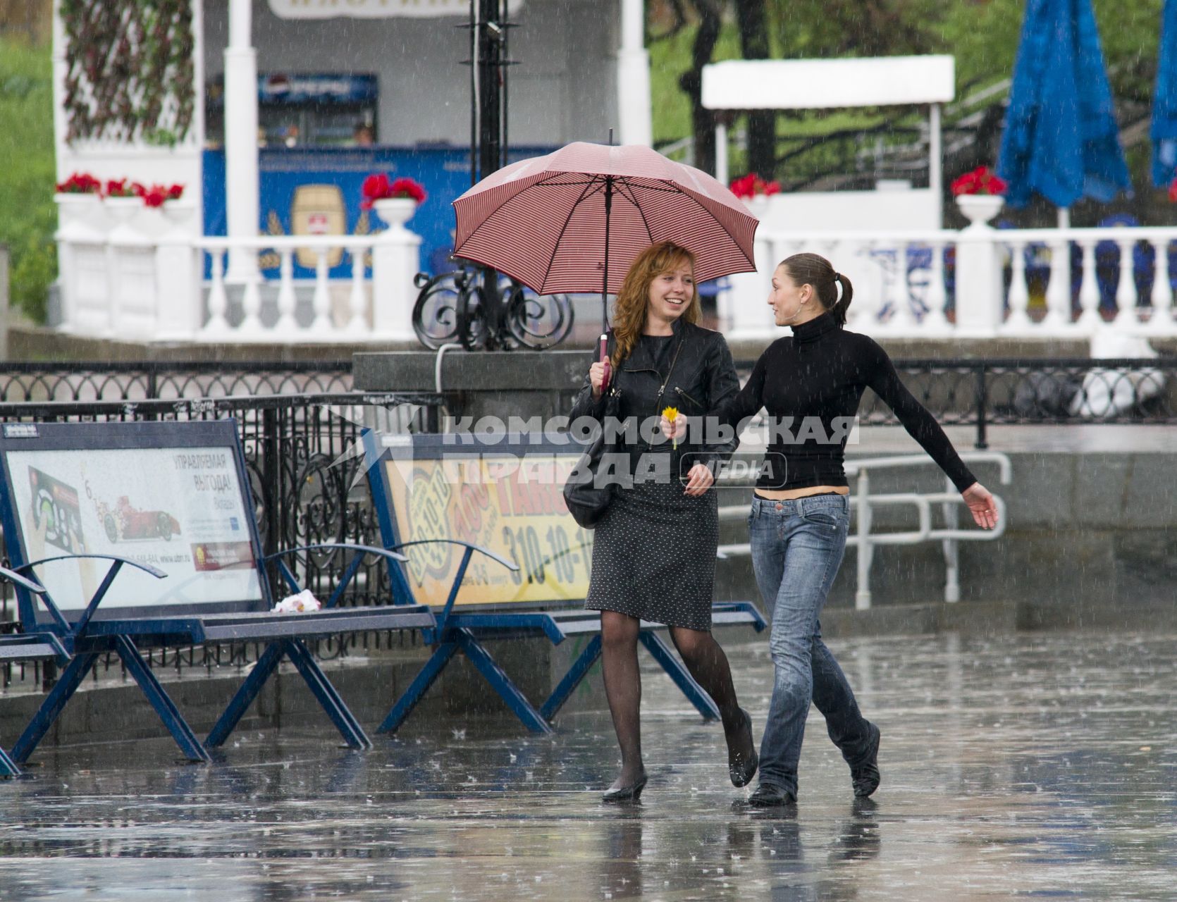 Девушки под дождем. Екатеринбург
