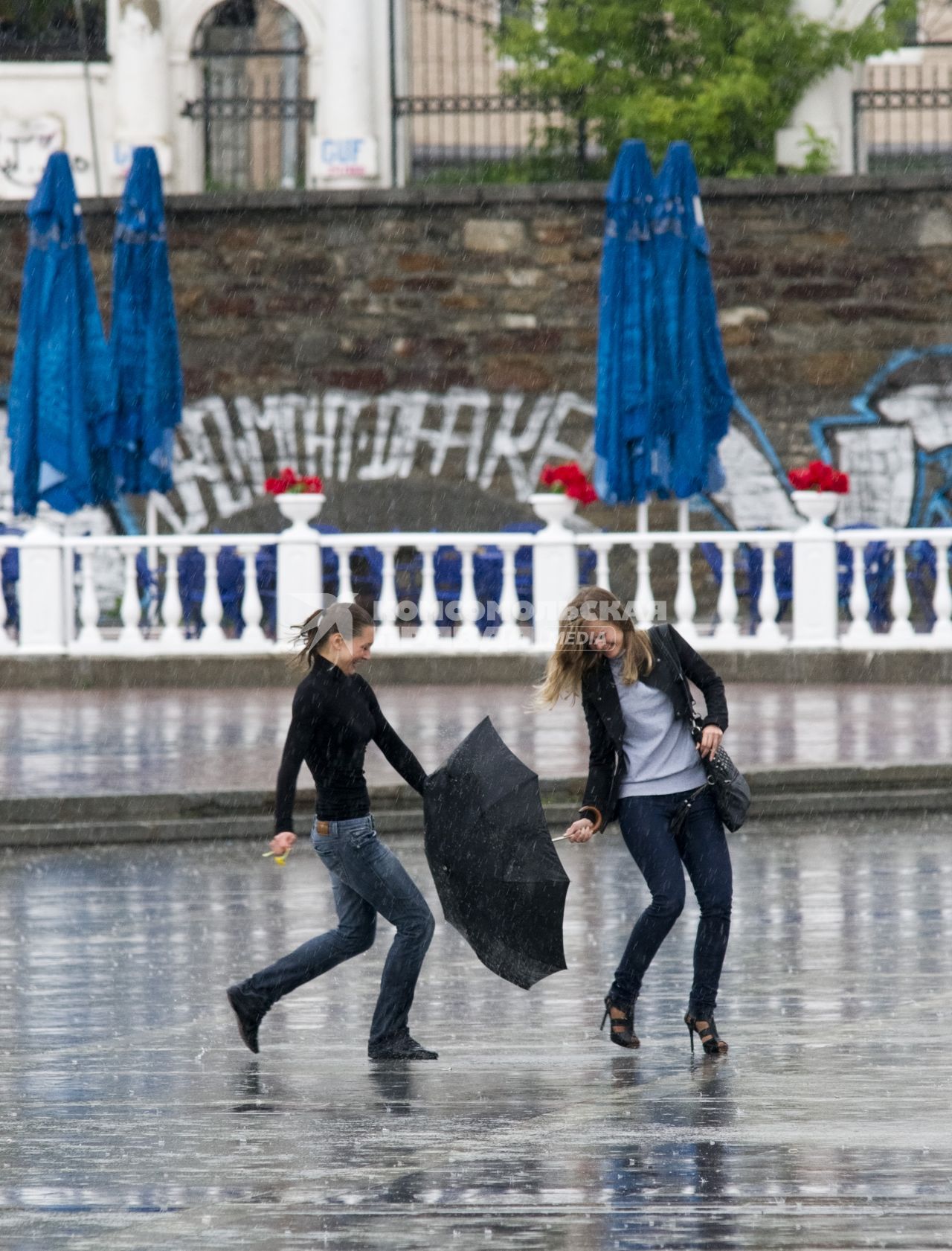 Девушки играют под дождем. Екатеринбург