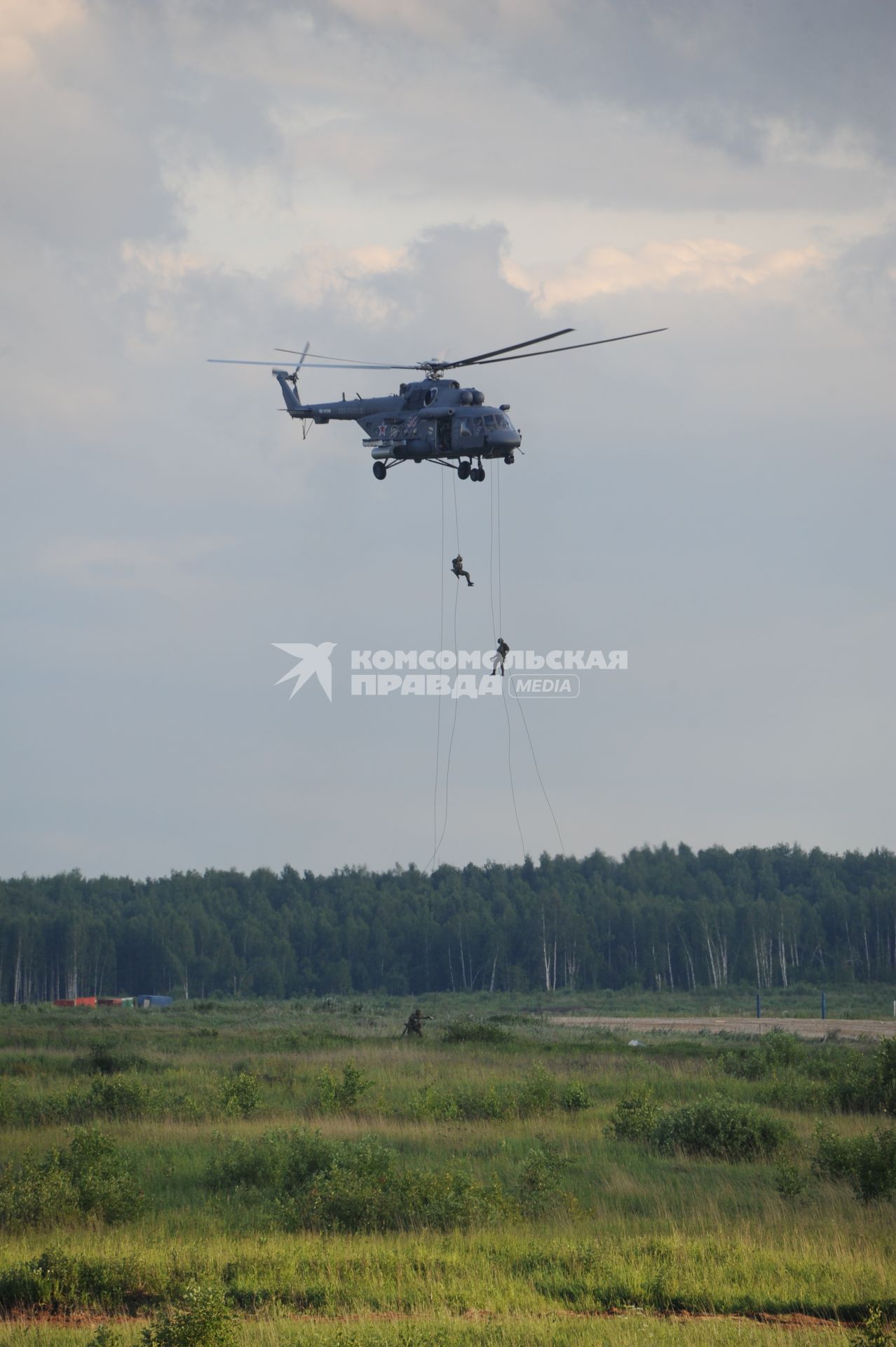 Московская область. п.Кубинка. Военнослужащие десантируются с вертолета Ми-8АМТШ во время демонстрационной программы Международного военно-технического форума `Армия-2015`.