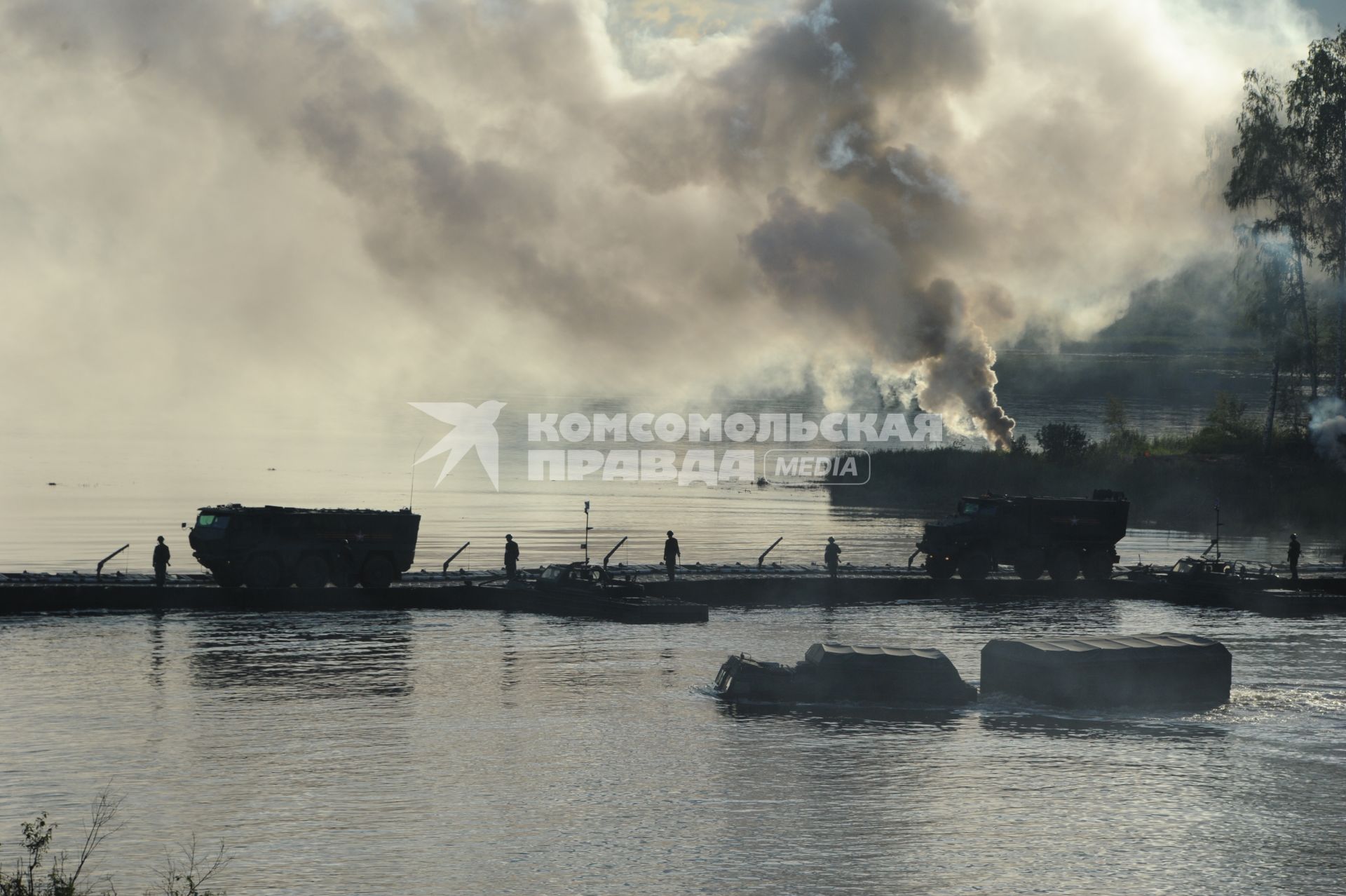 Московская область. п.Кубинка. Переправа военной техники через водную преграду по механизированному мосту во время демонстрационной программы Международного военно-технического форума `Армия-2015`.