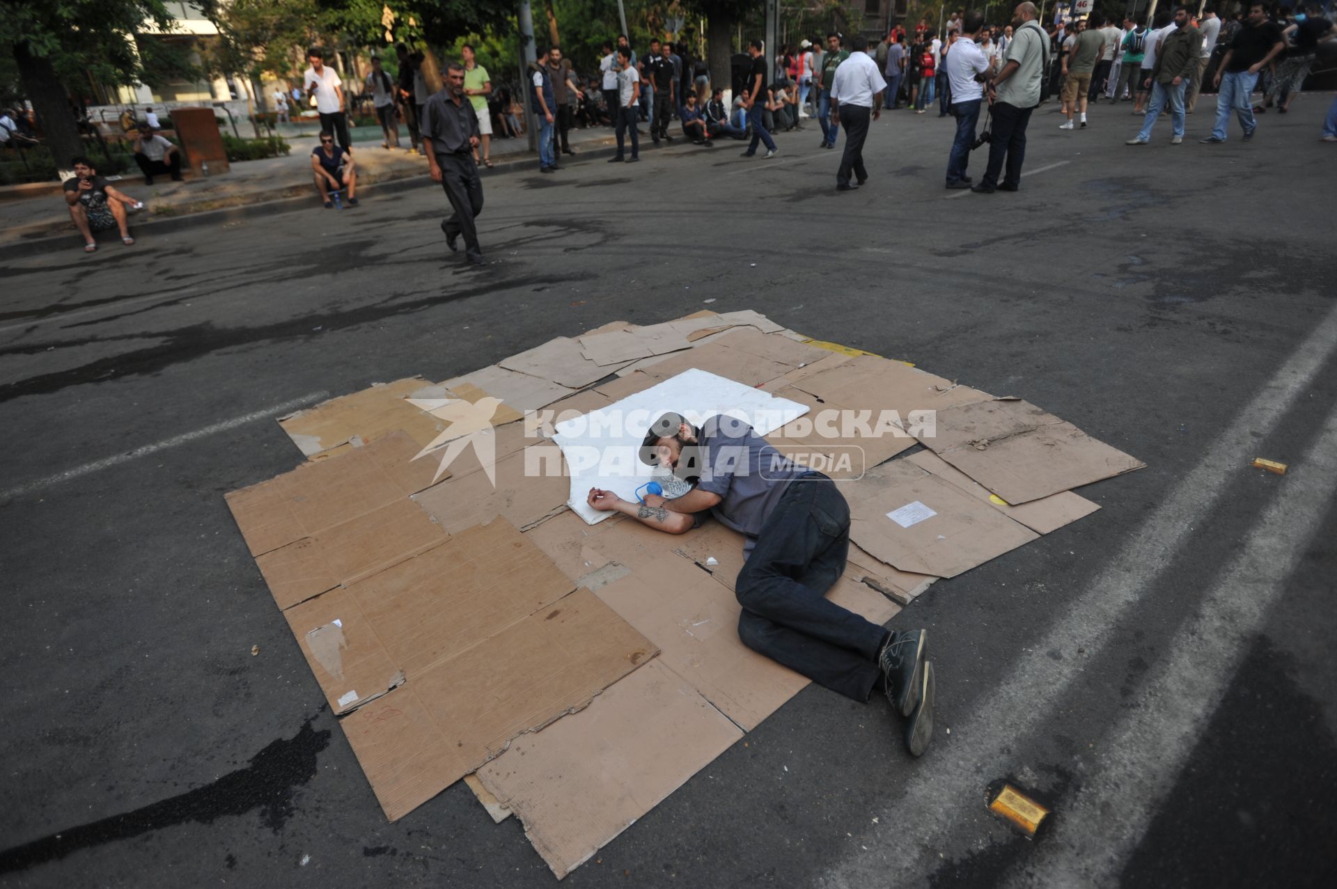 Армения, Ереван. Молодой человек спит после ночной акции протеста против повышения тарифов на электричество.