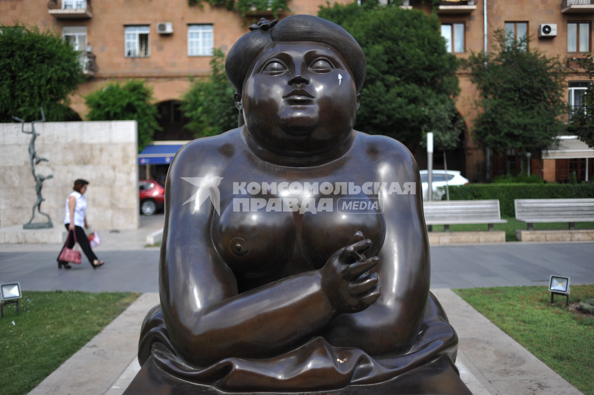 Армения, Ереван. Скульптура `Курящая женщина`.