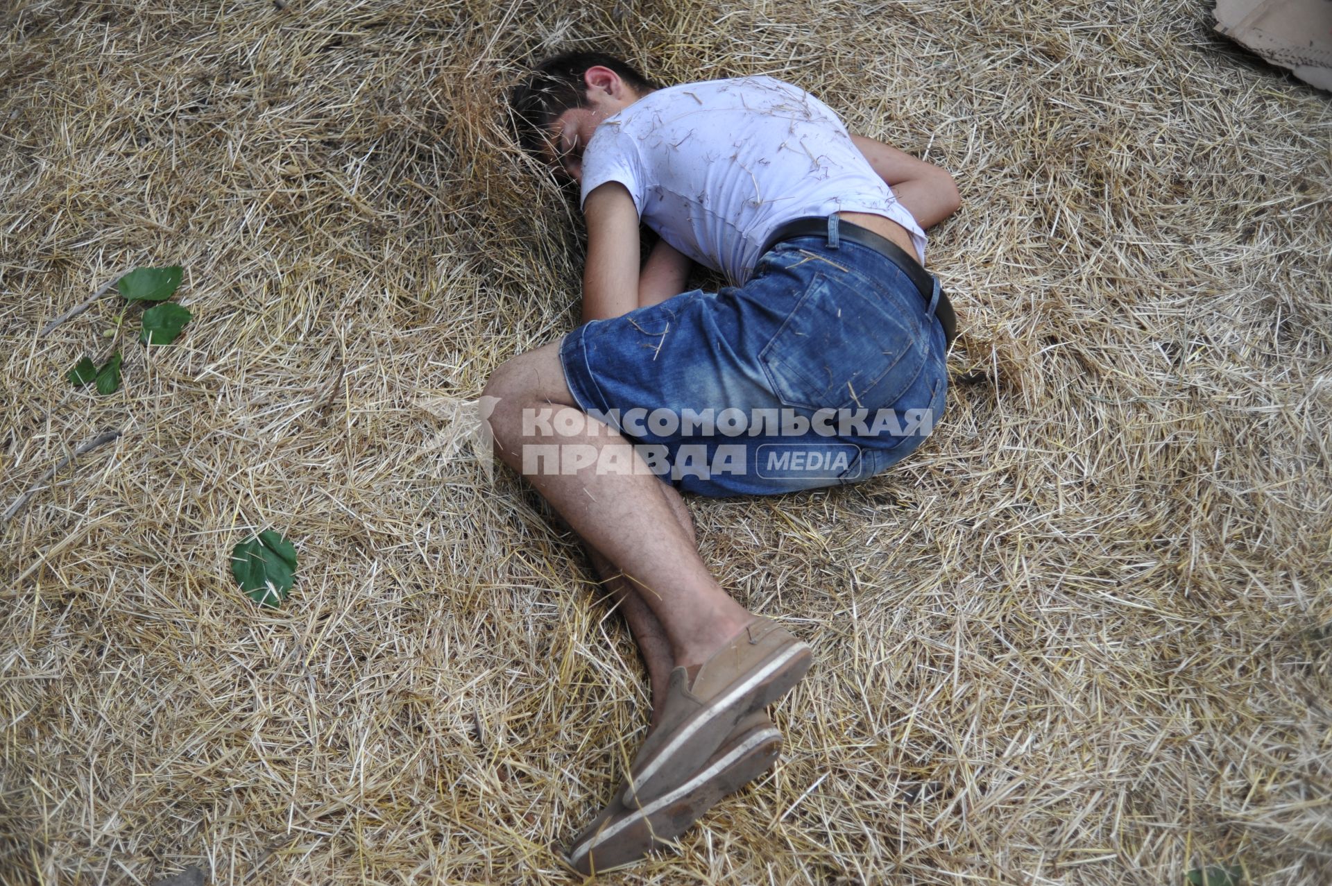 Армения, Ереван. Молодой человек спит после ночной акции протеста против повышения цен на электричество.