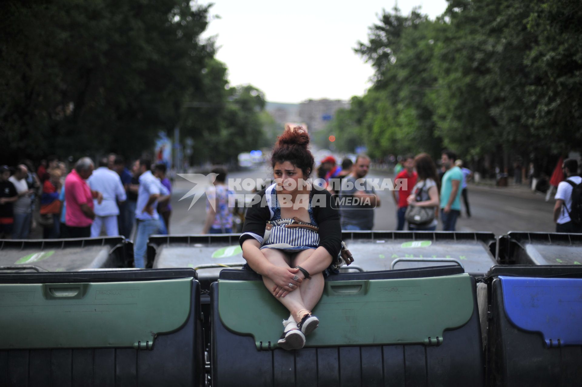 Армения, Ереван. Участница акции протеста против повышения тарифов на электричество.