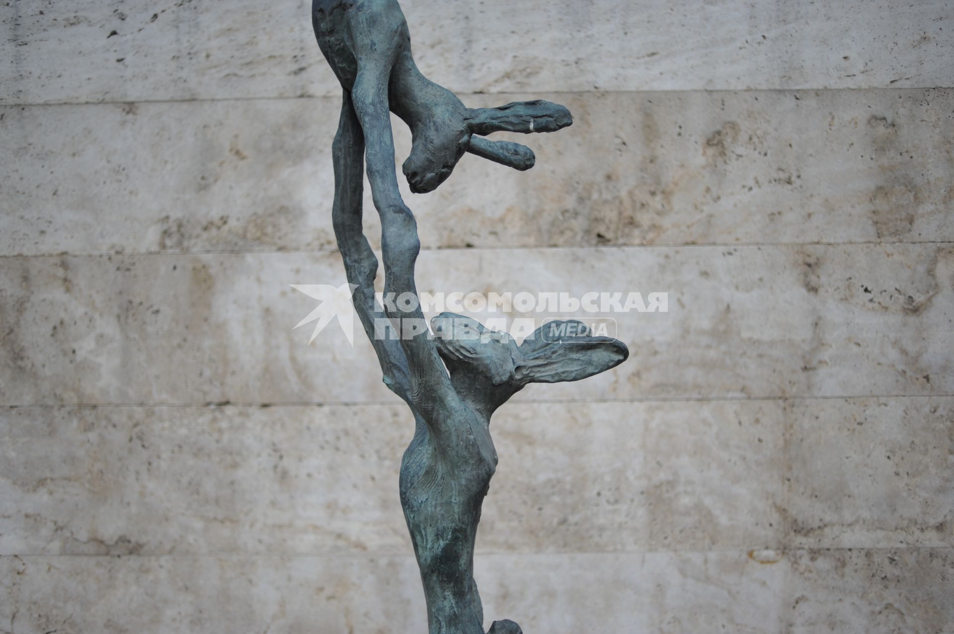 Армения, Ереван. Скульптура `Зайцы акробаты` работы скульптора Барри Флэнага.