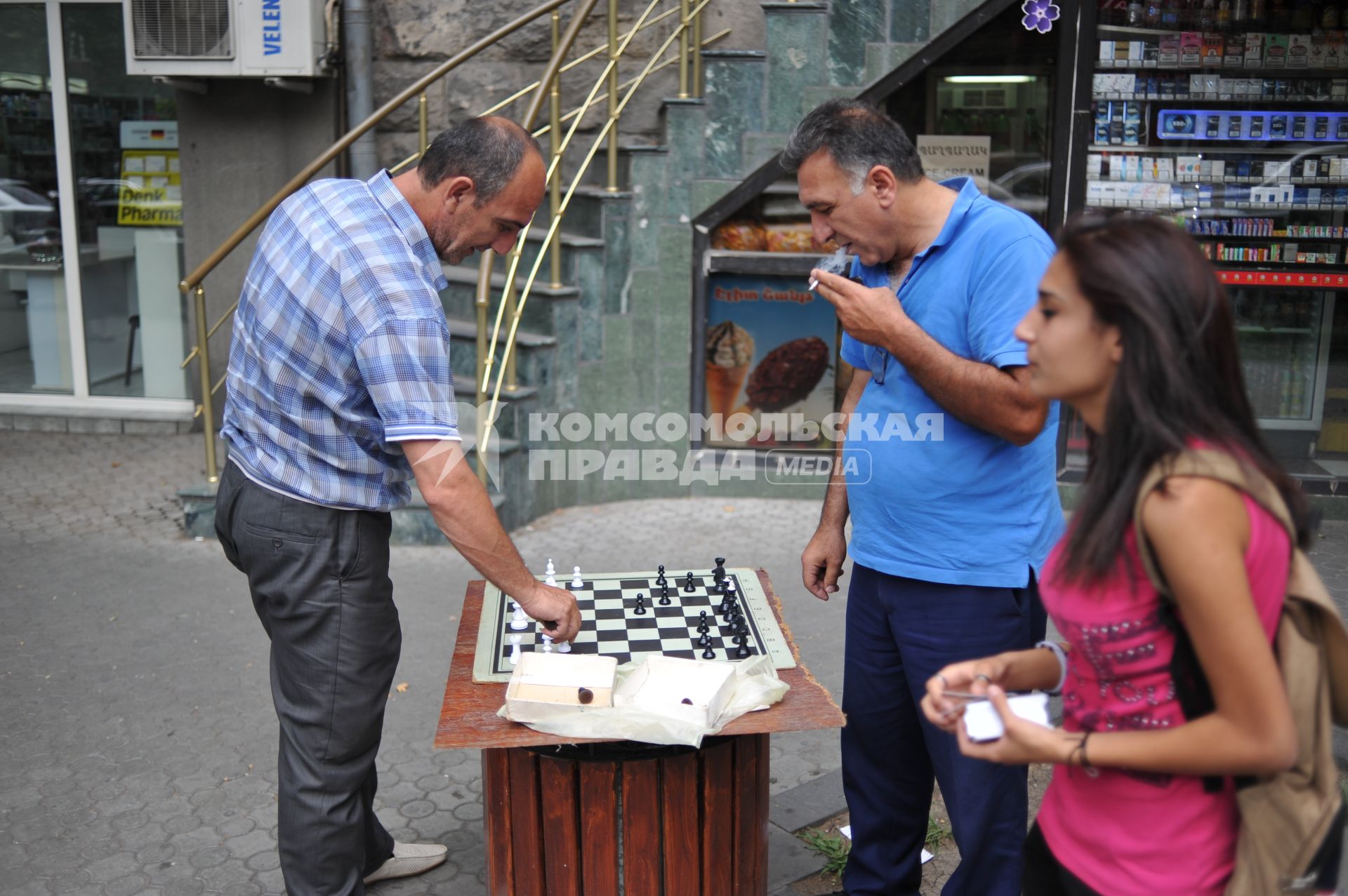 Армения, Ереван. Мужчины играют в шахматы на улице.