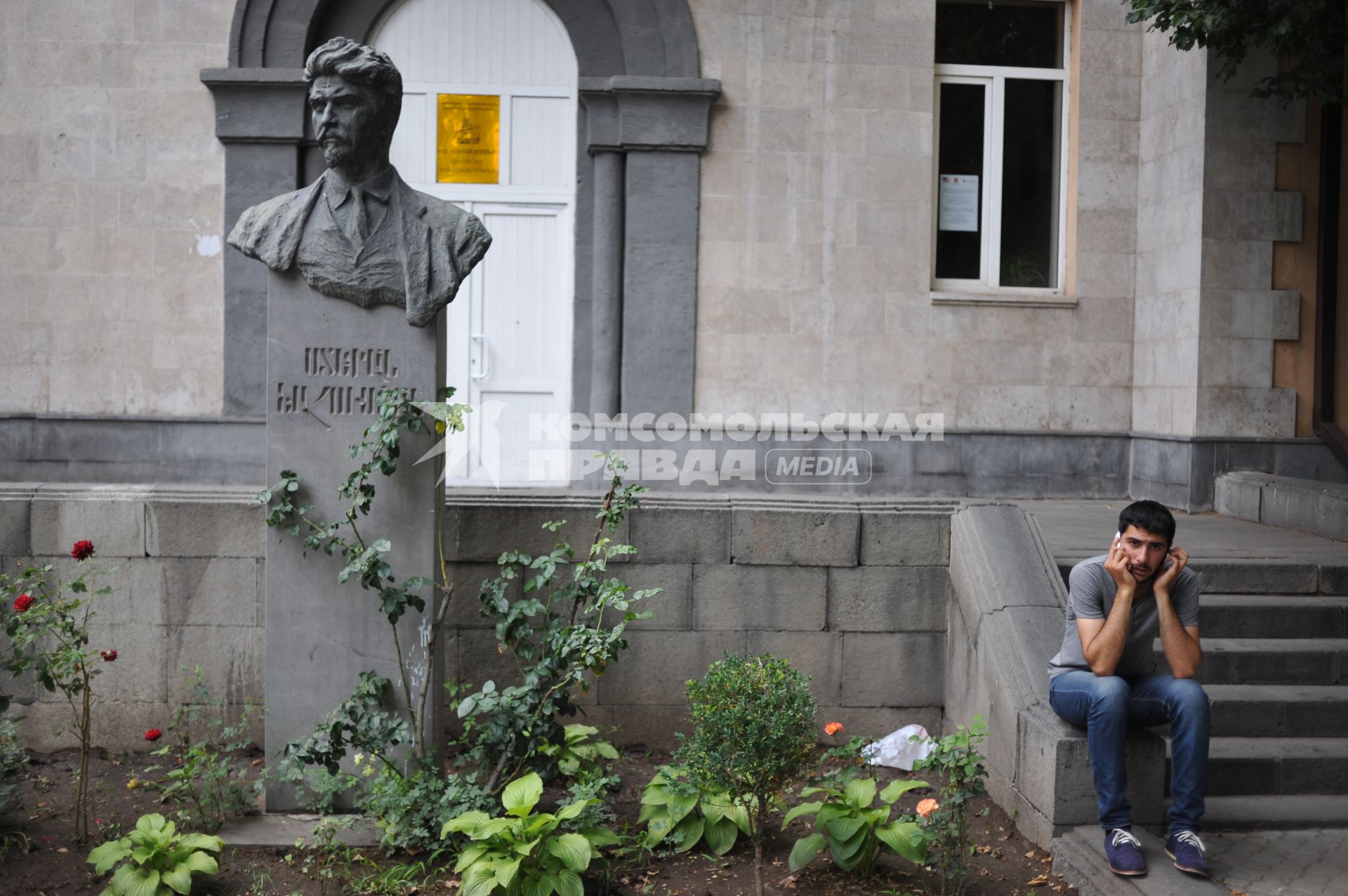 Армения, Ереван. Памятник Степану Шаумяну.