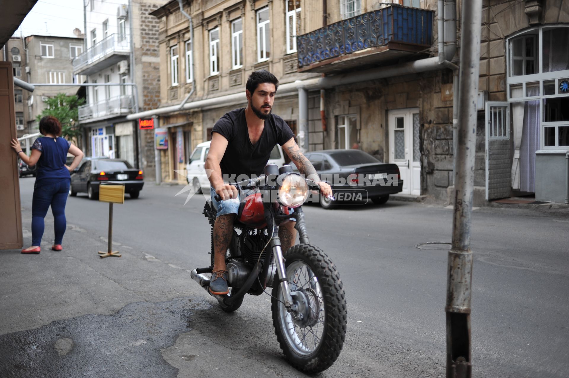 Армения, Ереван. Мужчина едет на мотоцикле.