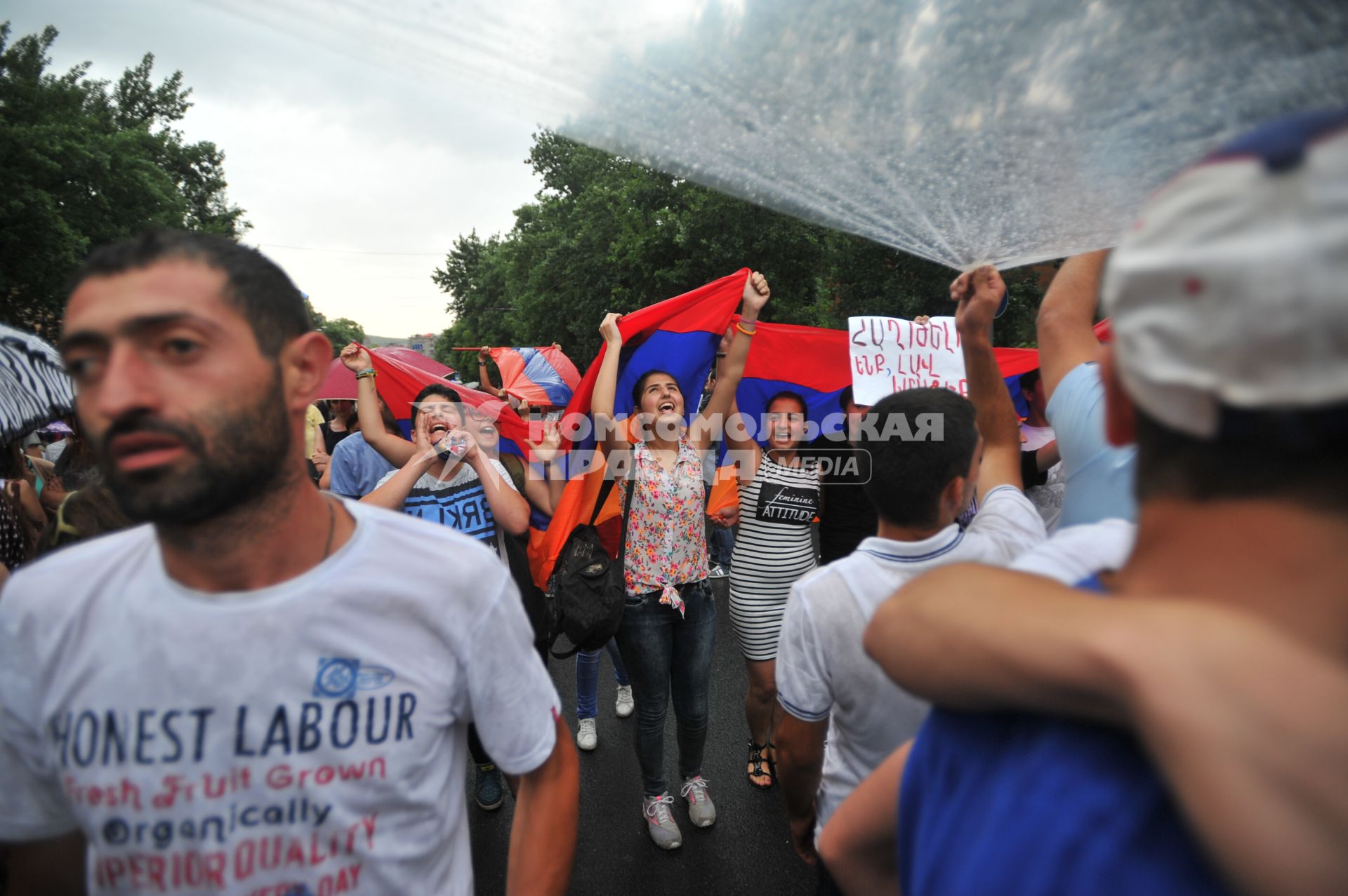 Армения, Ереван. Участники акции протеста против повышения тарифов на электричество.