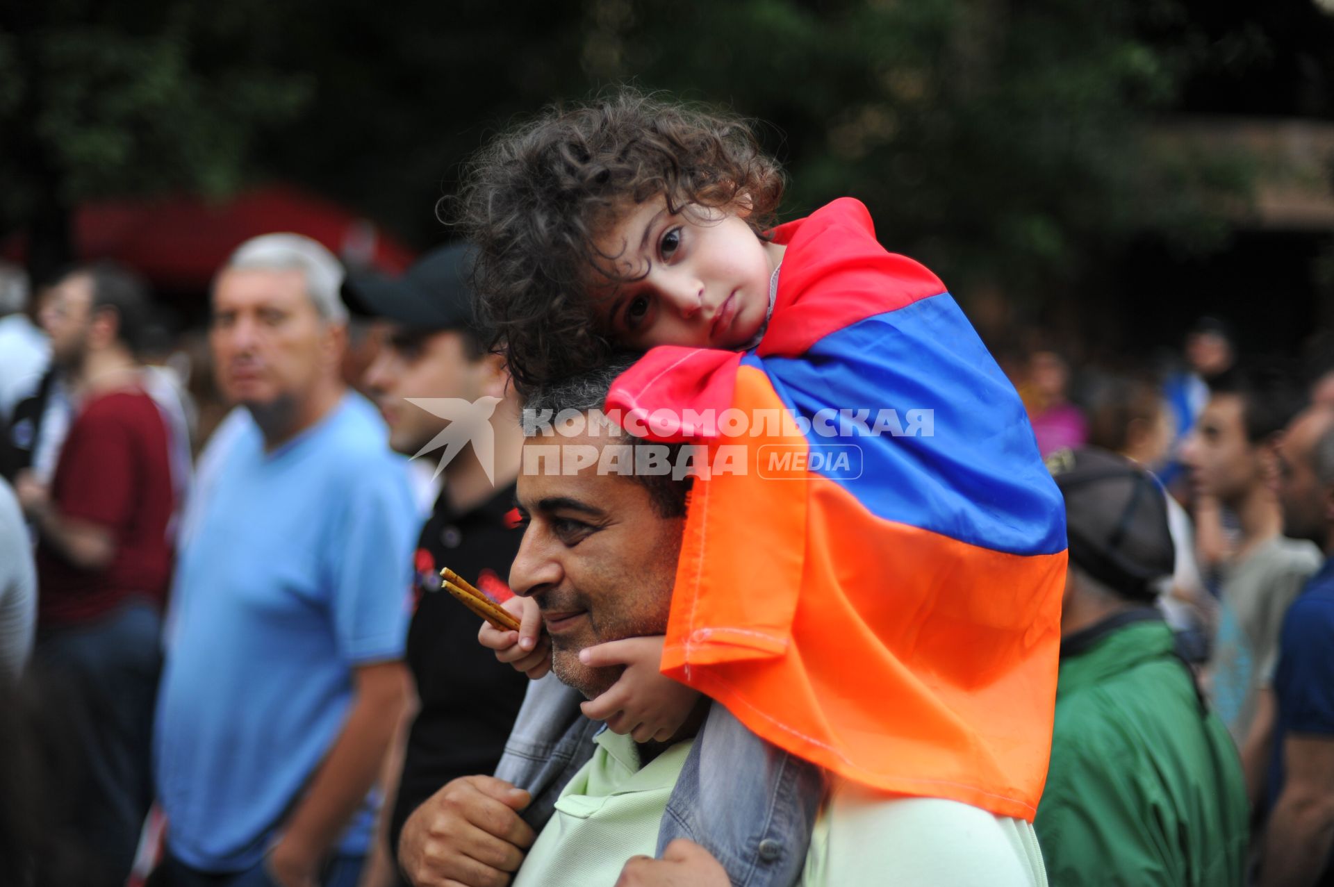 Армения, Ереван. Мужчина с ребенком на акции протеста против повышения тарифов на электричество.