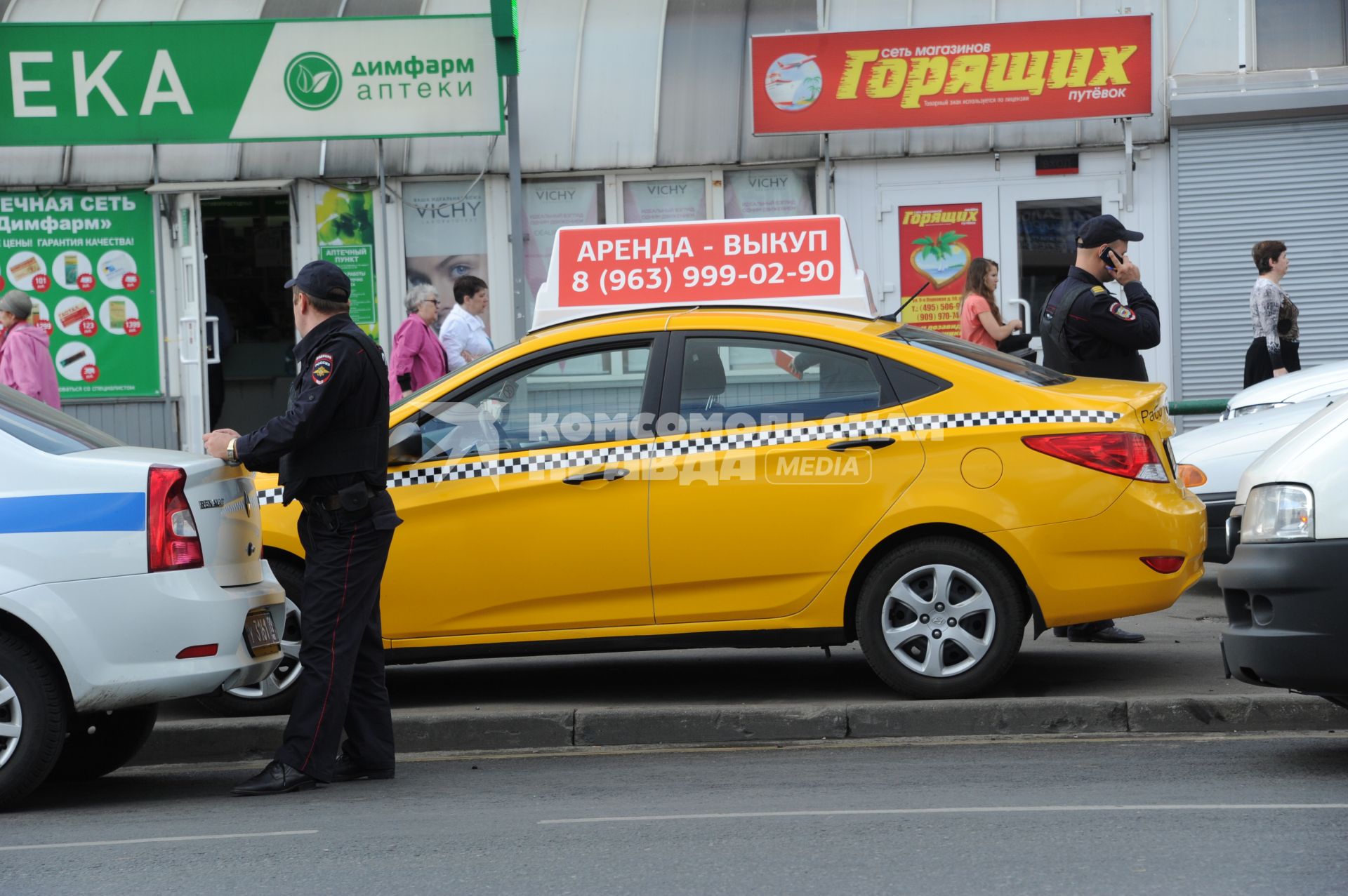 Москва. Припаркованная на тротуаре машина такси.